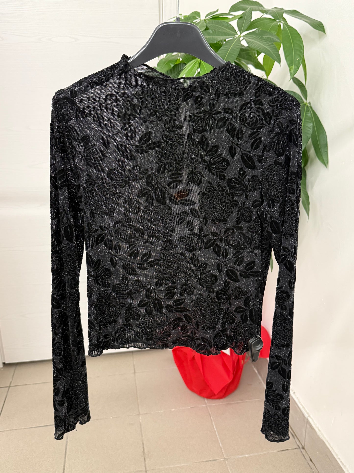Maglietta semitrasparente brillantinata con ricami fiorati