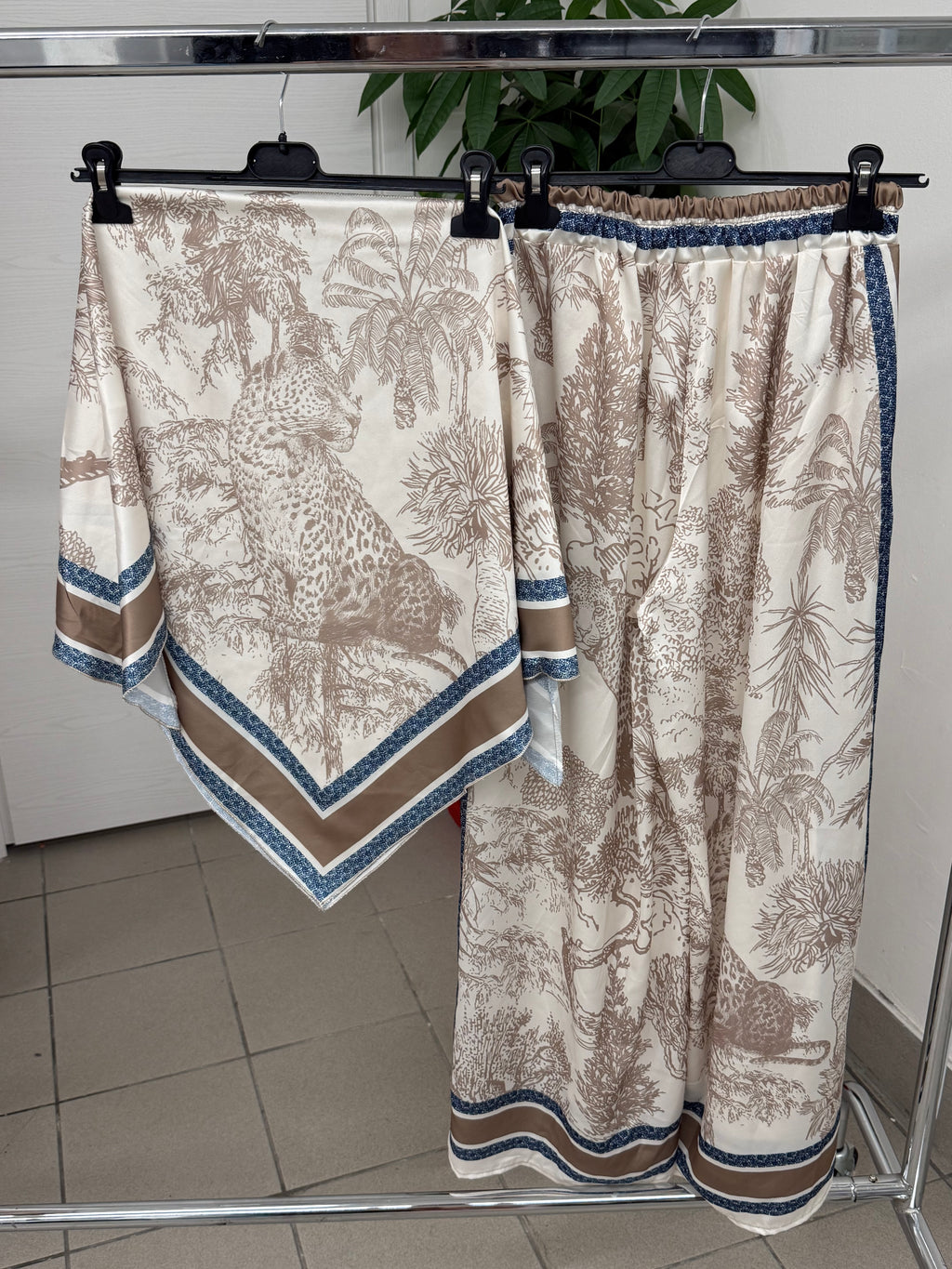 Set Coordinato Effetto Raso Top a Fazzoletto e Pantaloni a Palazzo a Fantasia FGD MODA