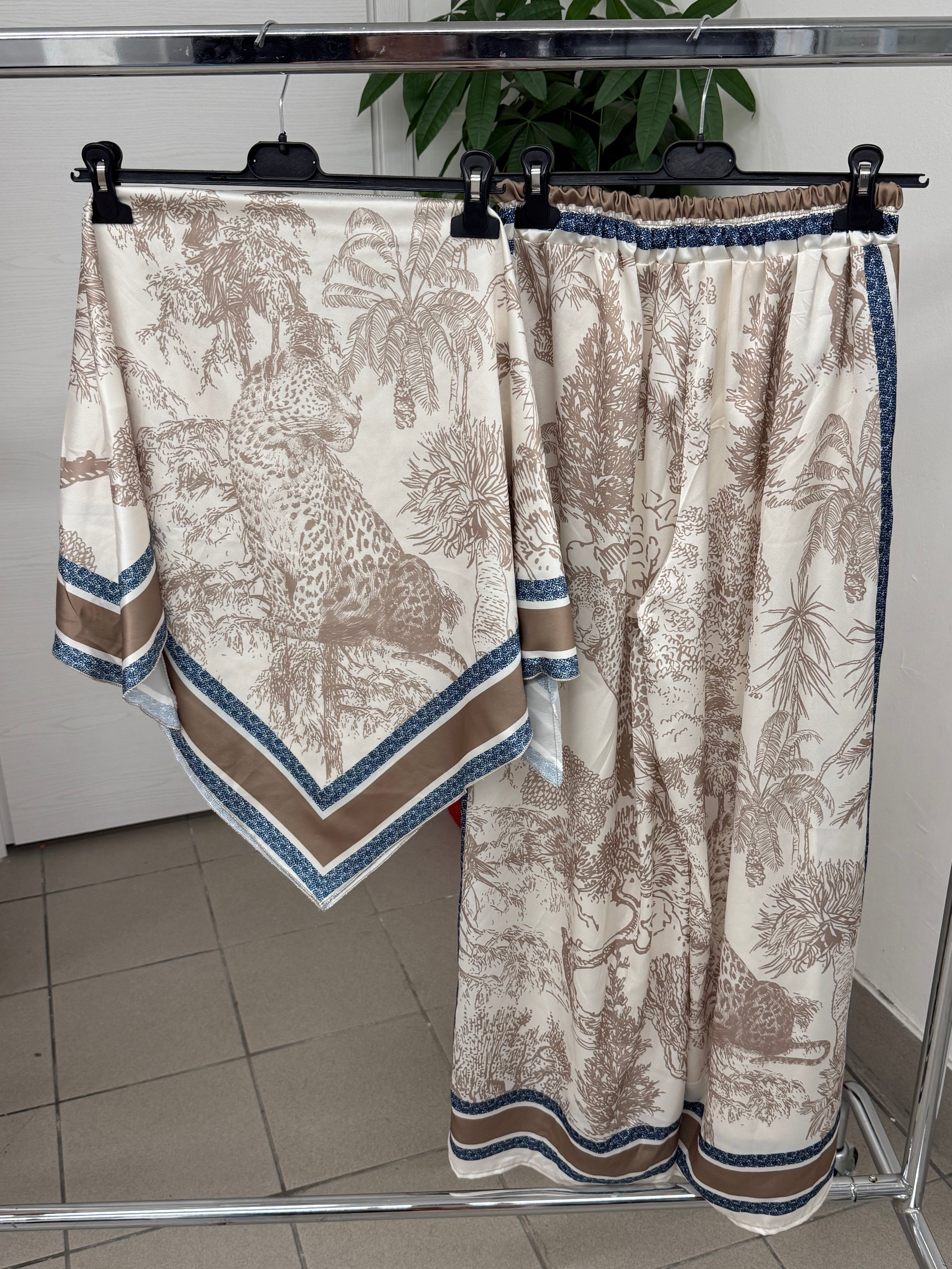 Set Coordinato Effetto Raso Top a Fazzoletto e Pantaloni a Palazzo a Fantasia FGD MODA