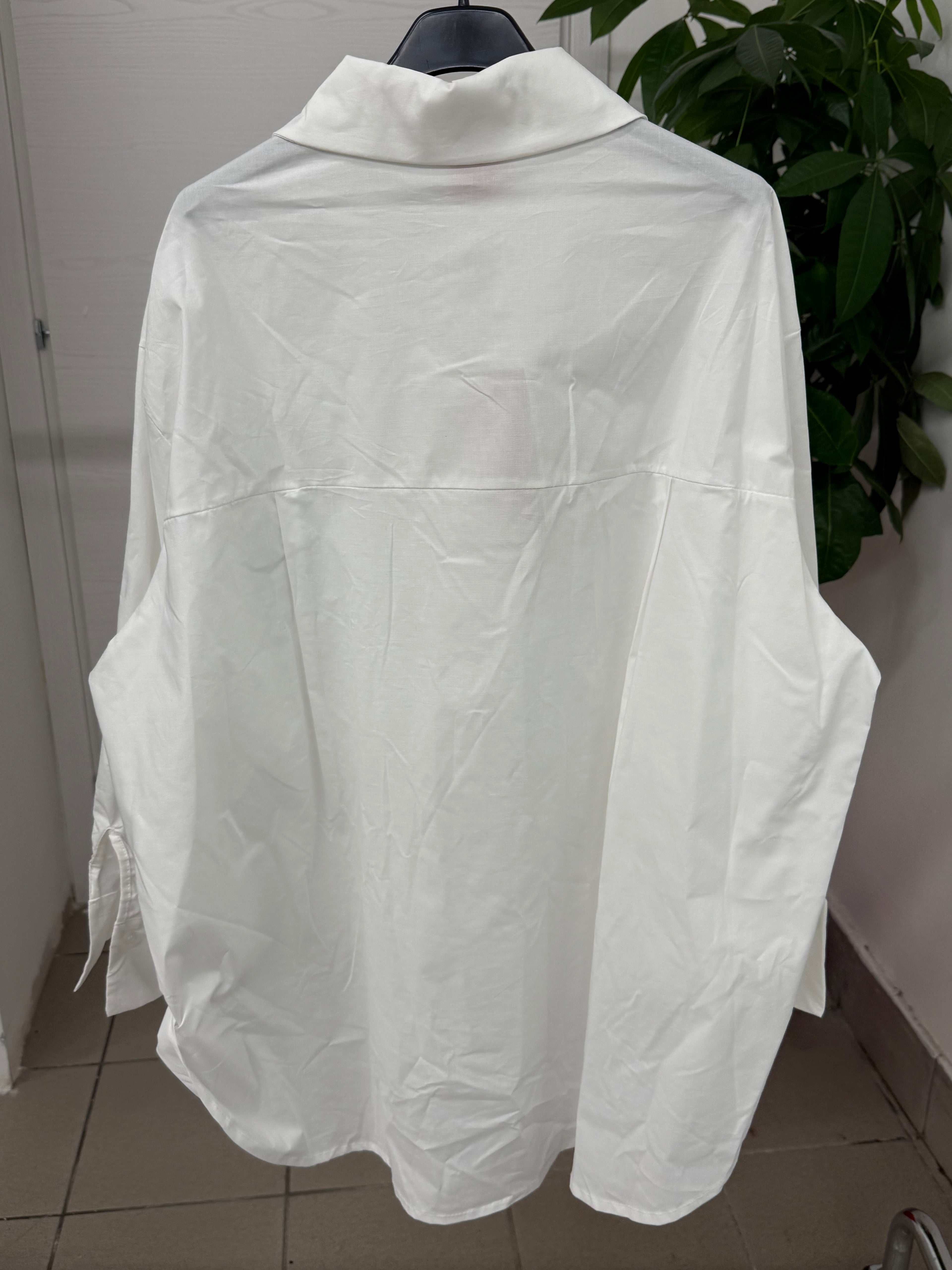 Camicia in cotone over fit con scritta brillantinata e fiori ricamati