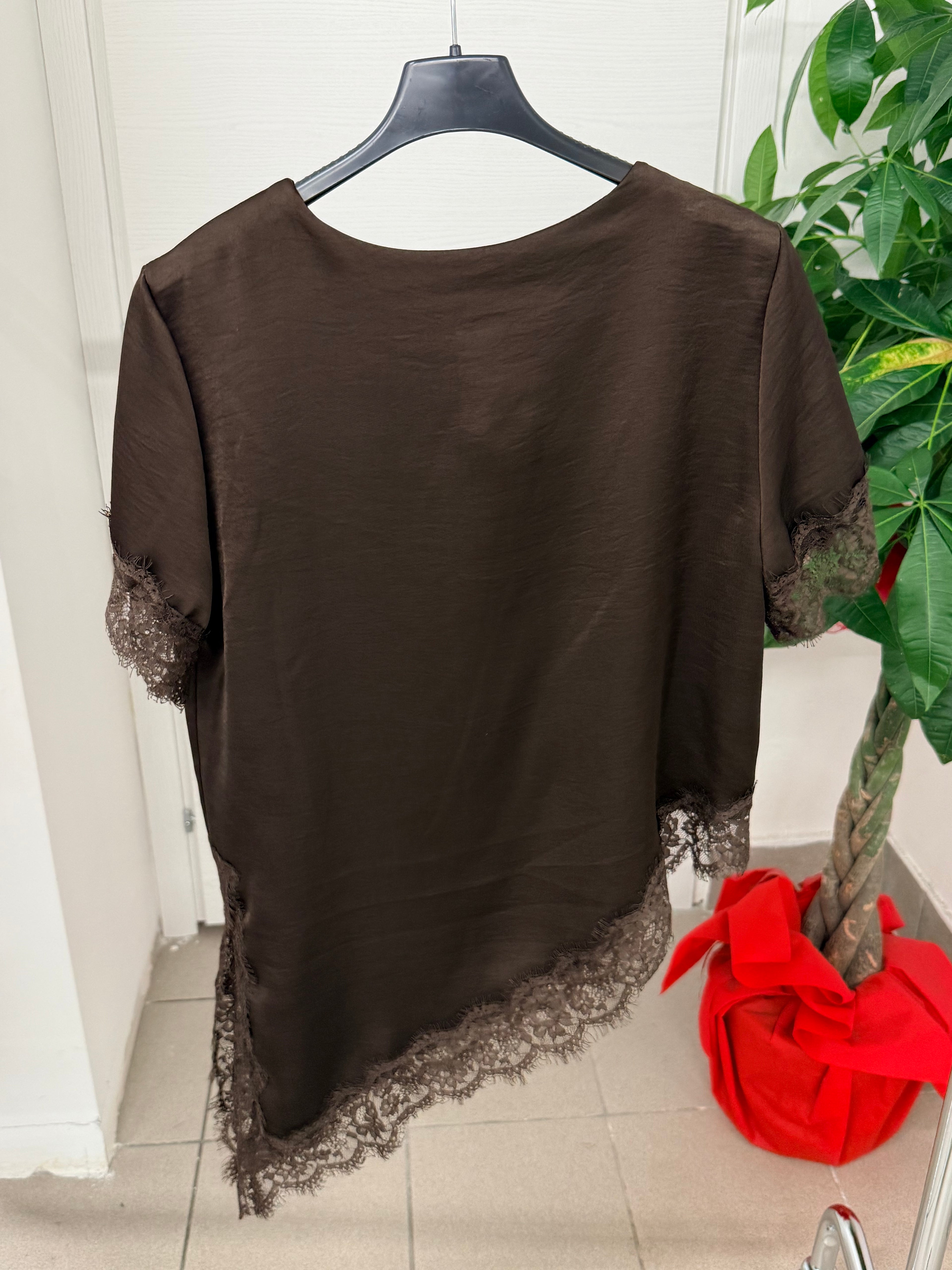 Maglietta in raso con taglio obliquo in pizzo FGD MODA