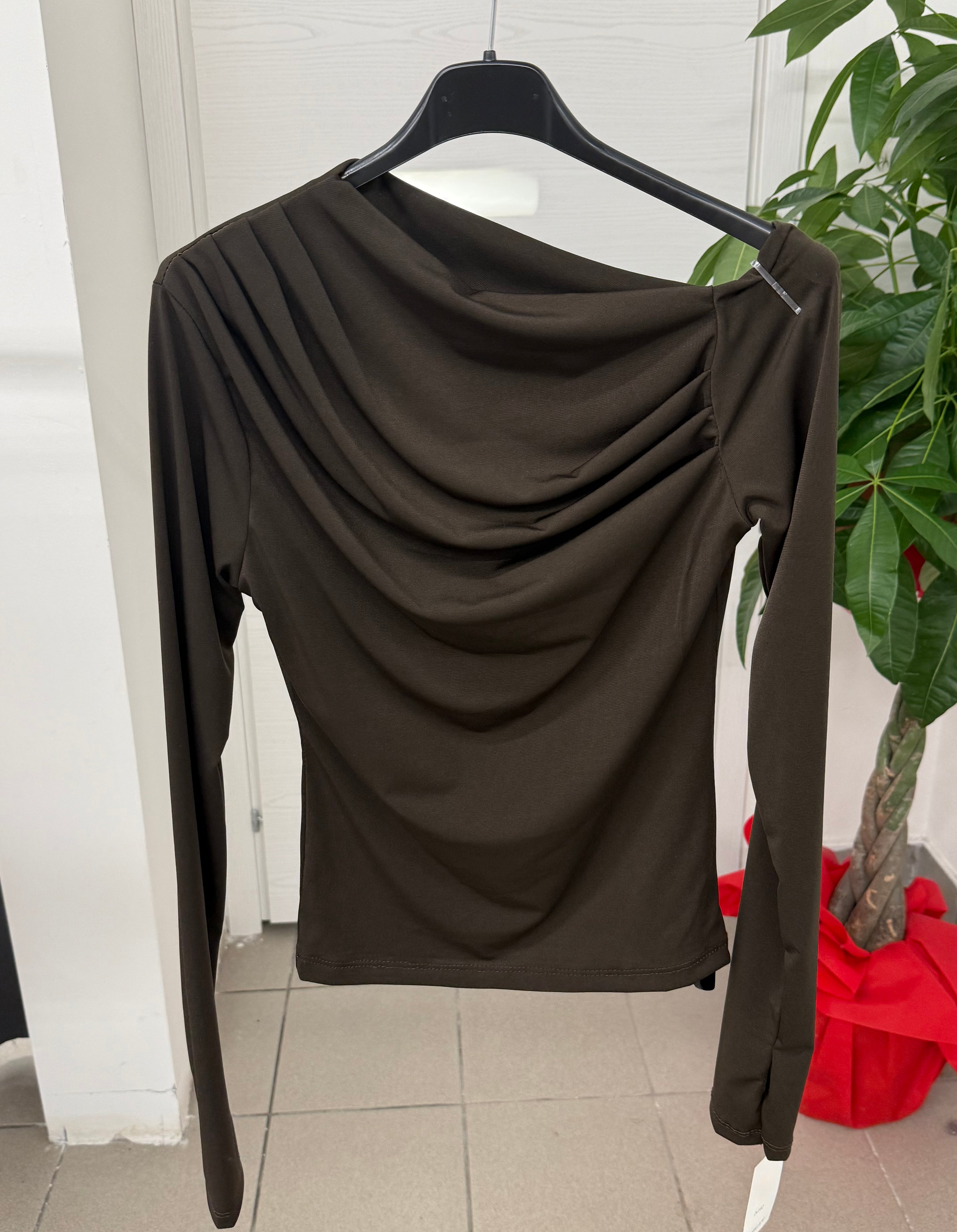 Maglietta a maniche lunghe con scollo obliquo con manicotto