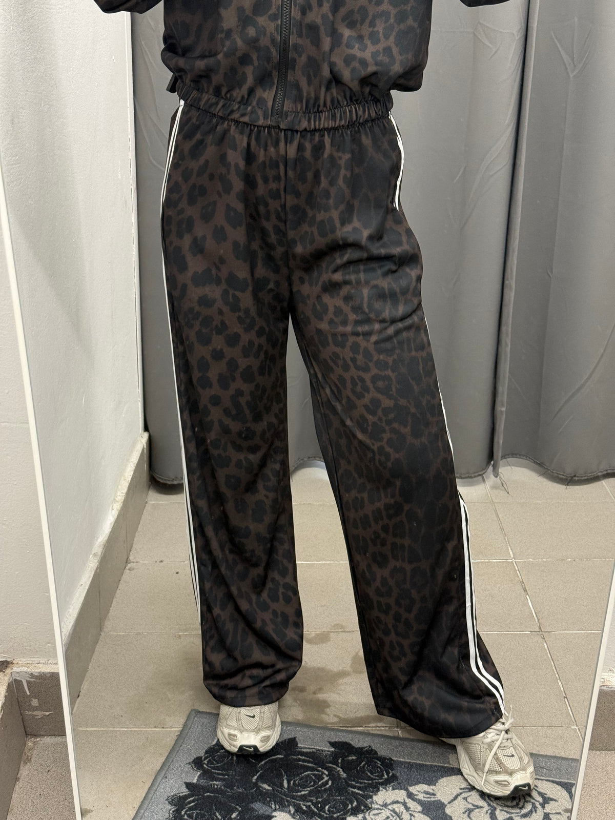 Set Coordinato Leopardato Felpa Con Zip E Pantaloni A Palazzo Con Strisce Laterali FGD MODA