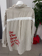 Camicia a righe in cotone con striscia in pizzo e scritta sul retro