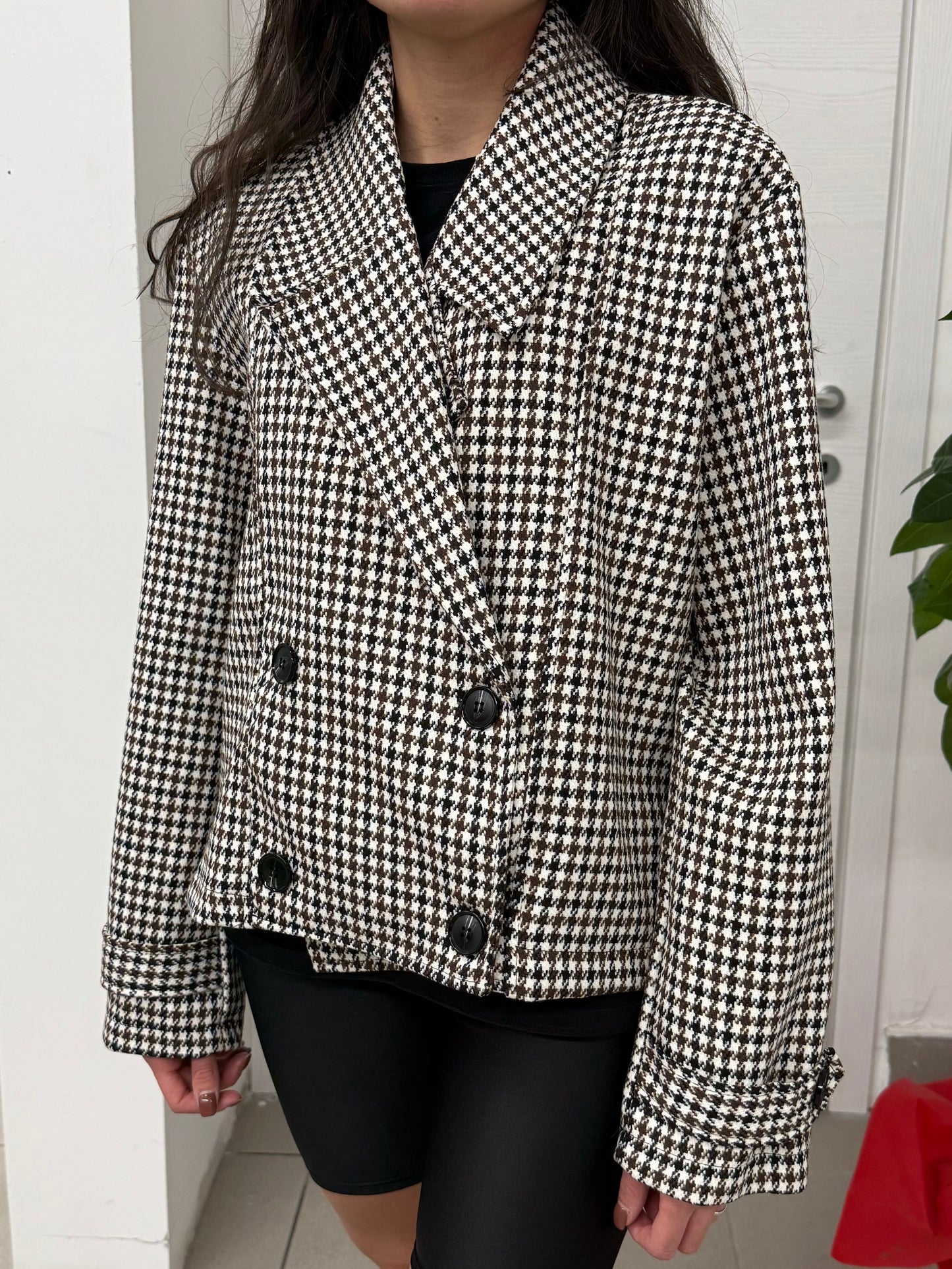 Trench corto con motivo