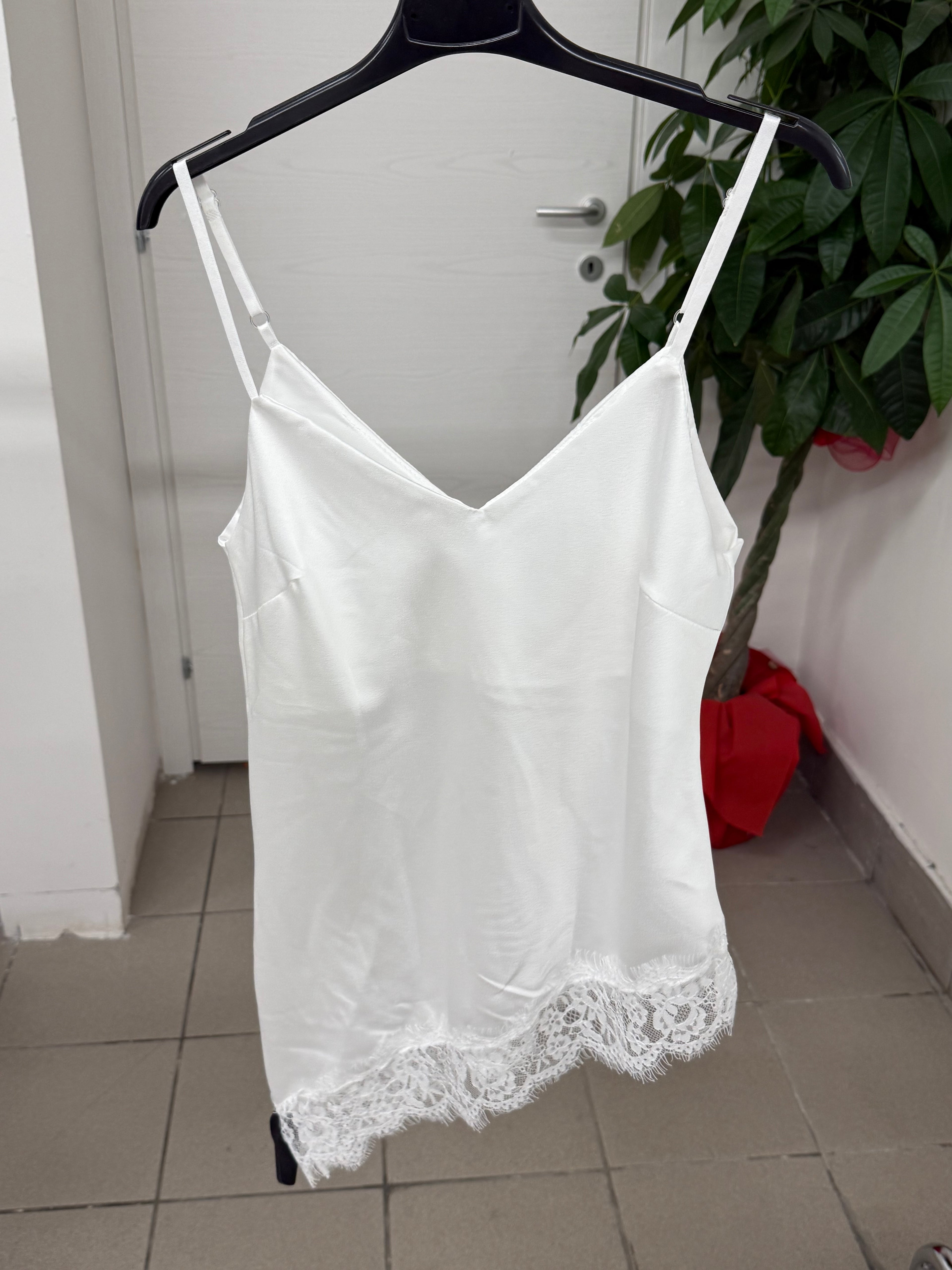Canotta effetto raso a spalline con bordo obliquo in pizzo FGD MODA