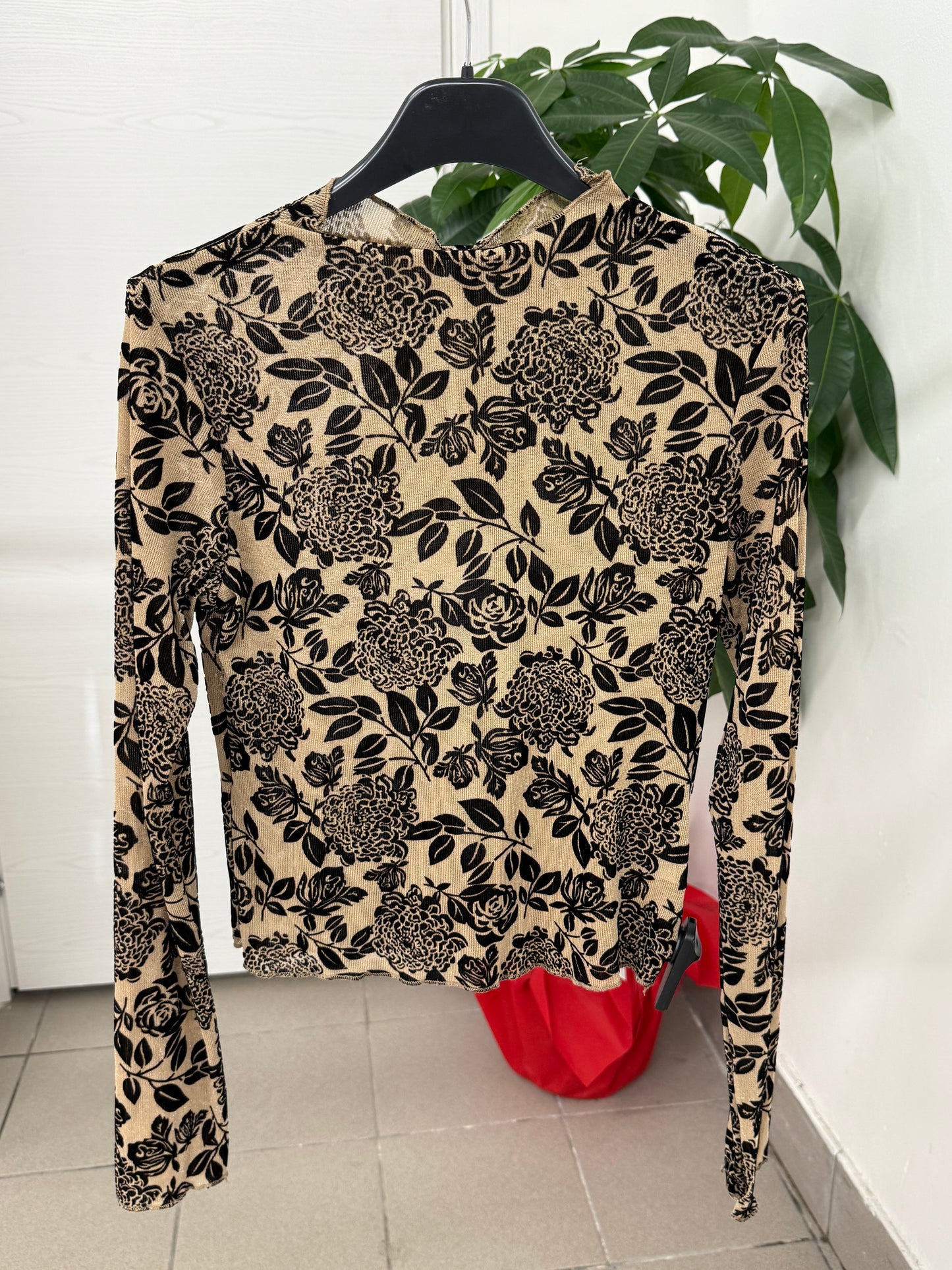 Maglietta semitrasparente brillantinata con ricami fiorati