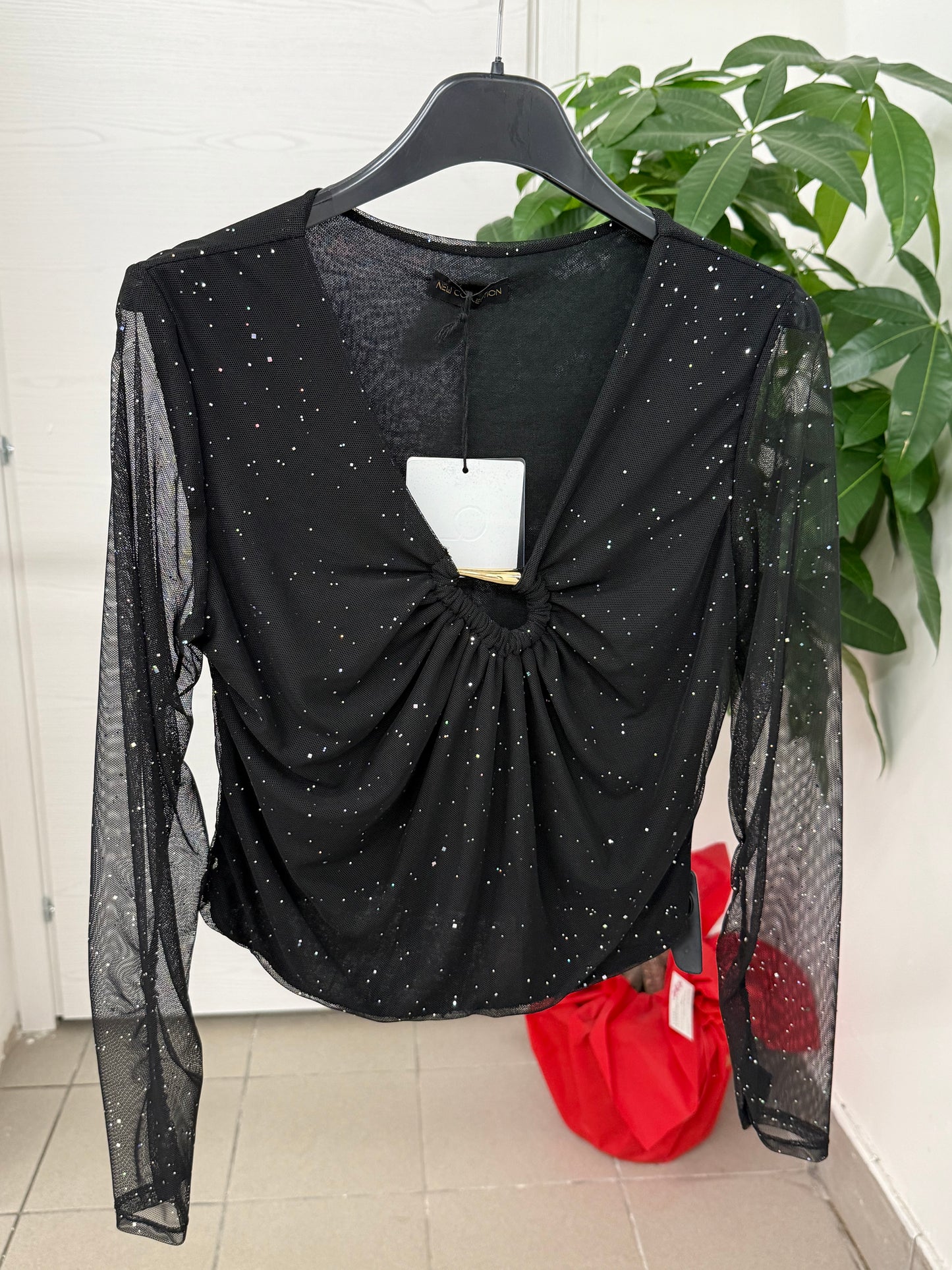 Maglietta con maniche semitrasparenti con gioiello sullo scollo