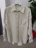 Camicia a righe in cotone con striscia in pizzo e scritta sul retro