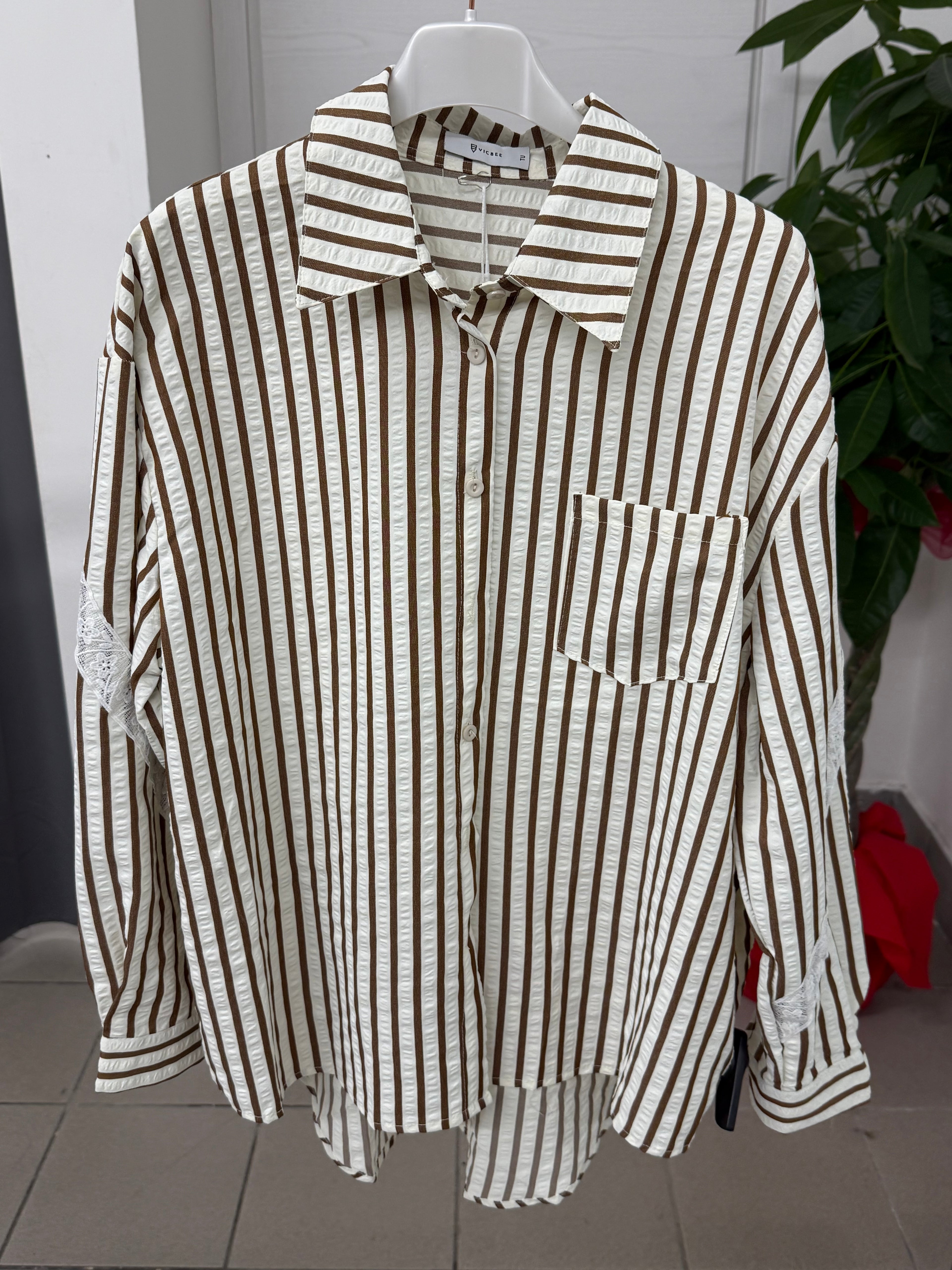 Camicia a righe in cotone con striscia in pizzo e scritta sul retro