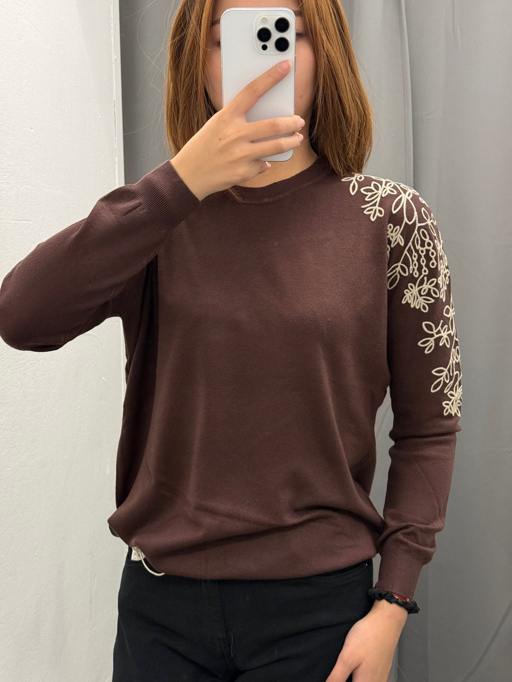 Maglioncino Tinta Unita Con Ricami Fiorati Sulle Maniche FGD MODA