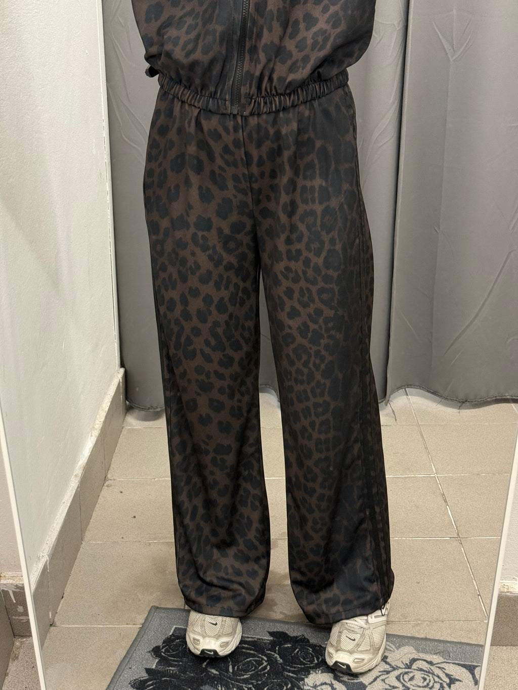 Set Coordinato Leopardato Felpa Con Zip E Pantaloni A Palazzo Con Strisce Laterali FGD MODA