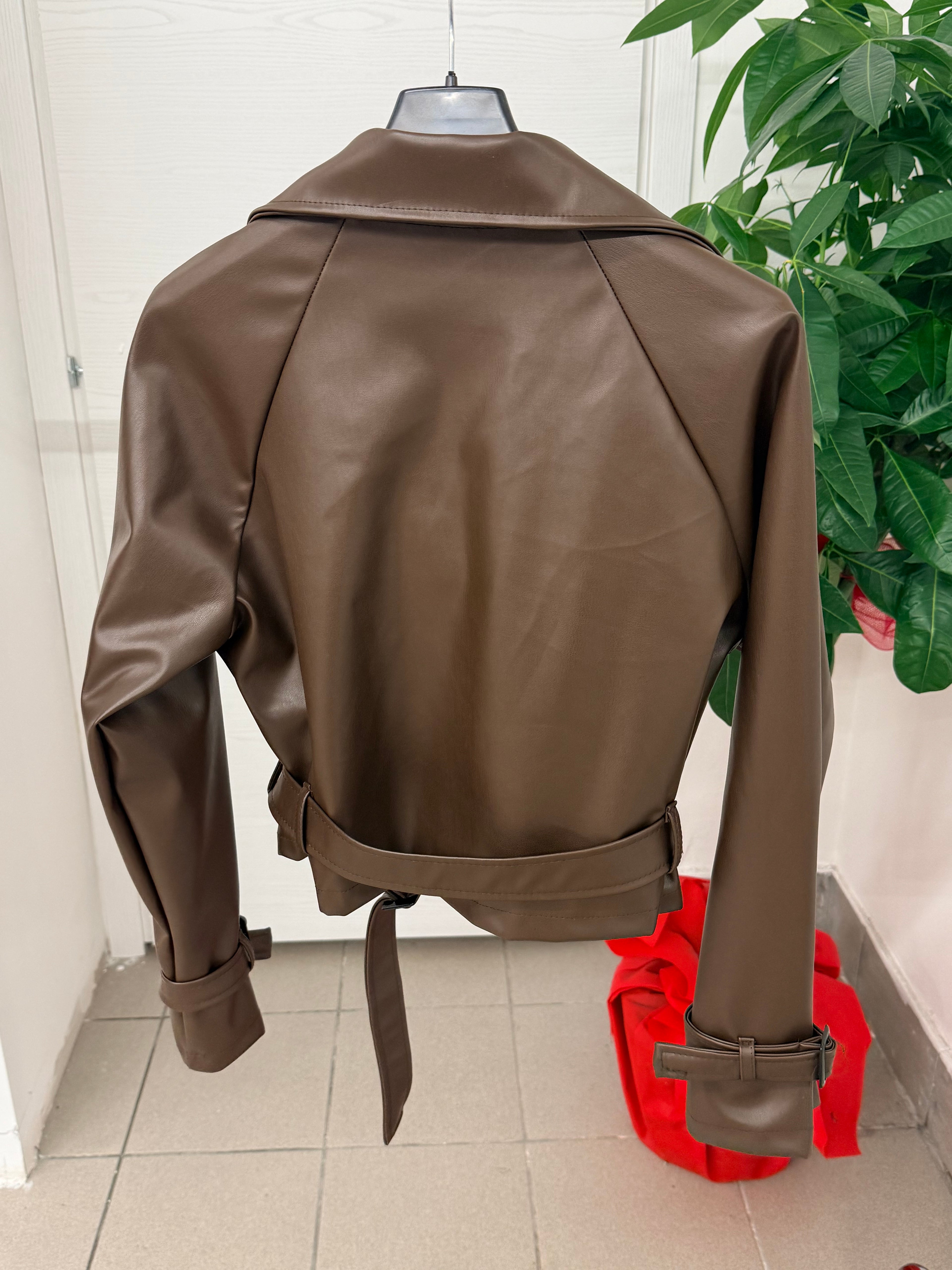 Giacca in ecopelle crop fit con cinta FGD MODA