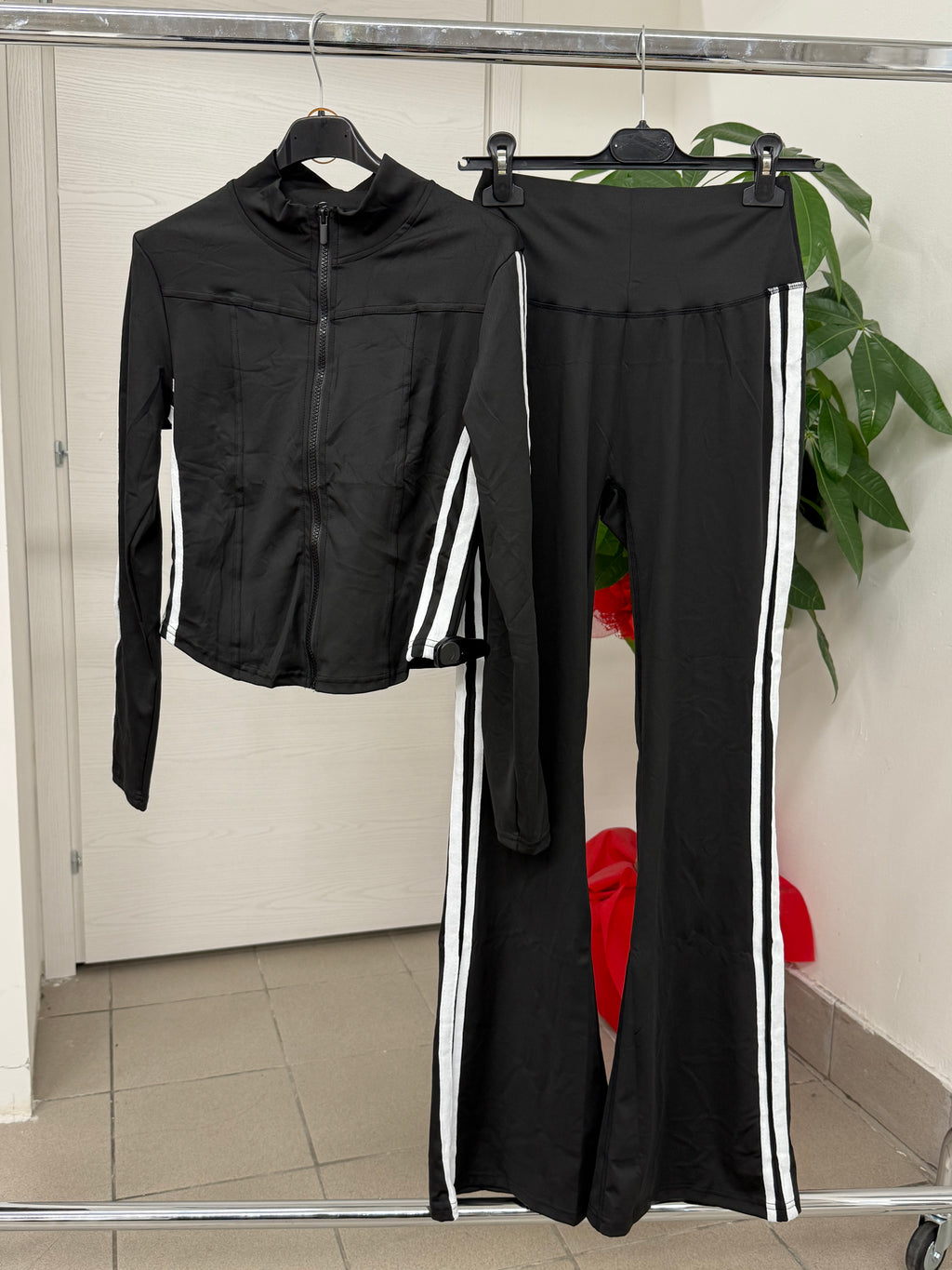 Set coordinato Felpa con zip e pantaloni a campana con strisce laterali FGD MODA