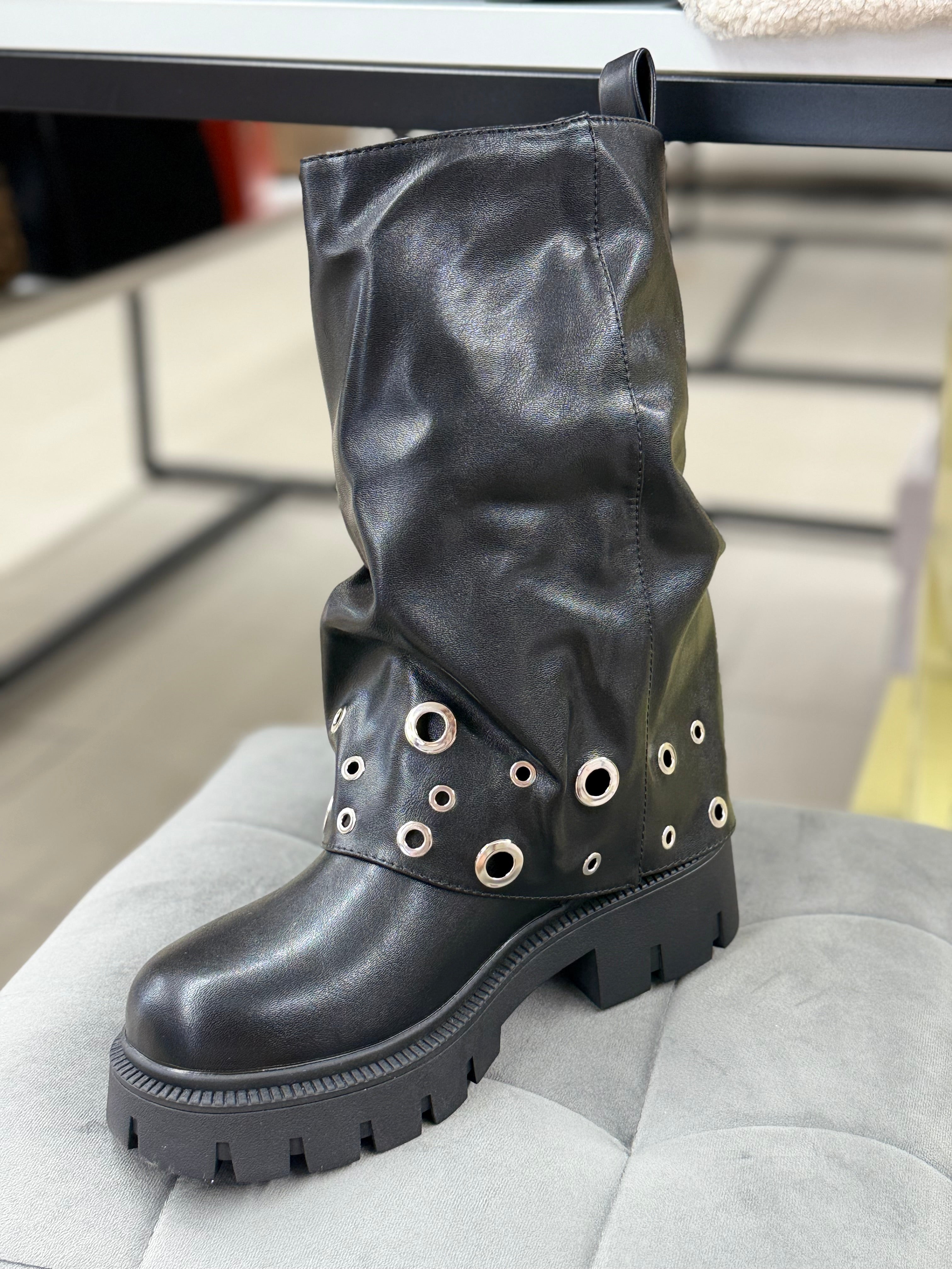 Stivali in ecopelle risvoltati con borchie FGD MODA