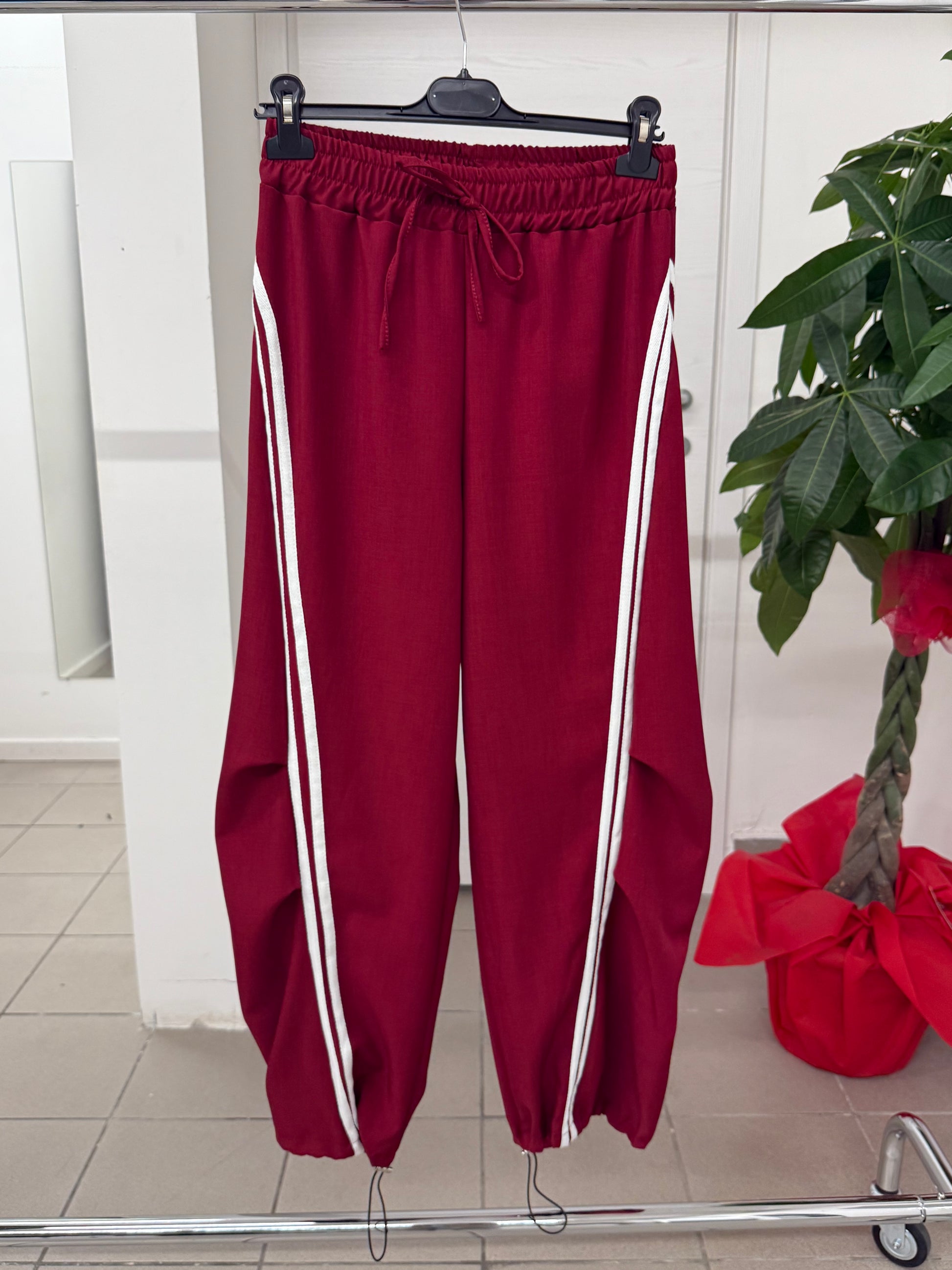 Pantaloni tuta arricciati con strisce laterali e polsini FGD MODA