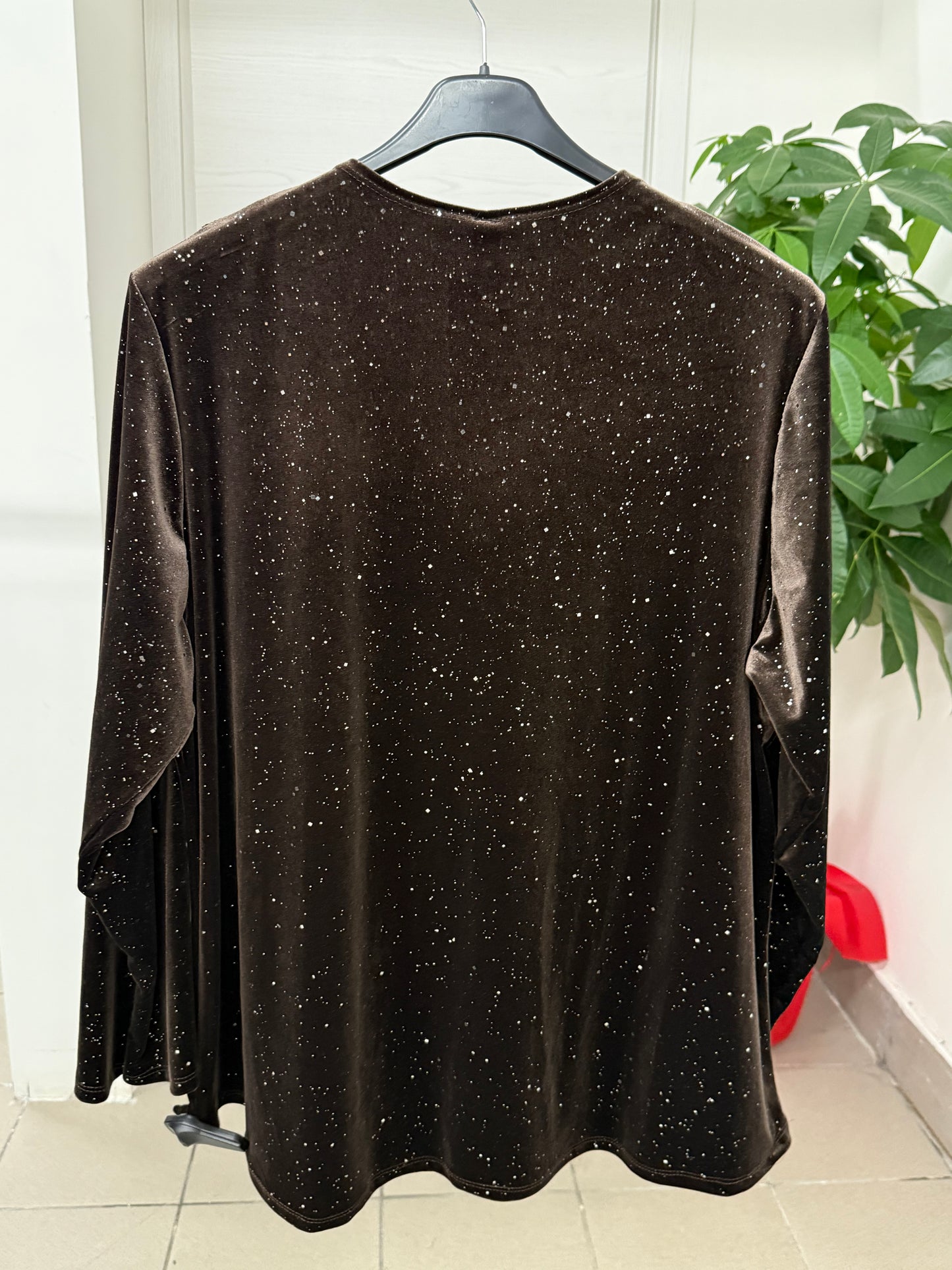 Maglietta in velluto con brillantini con rouches sullo scollo