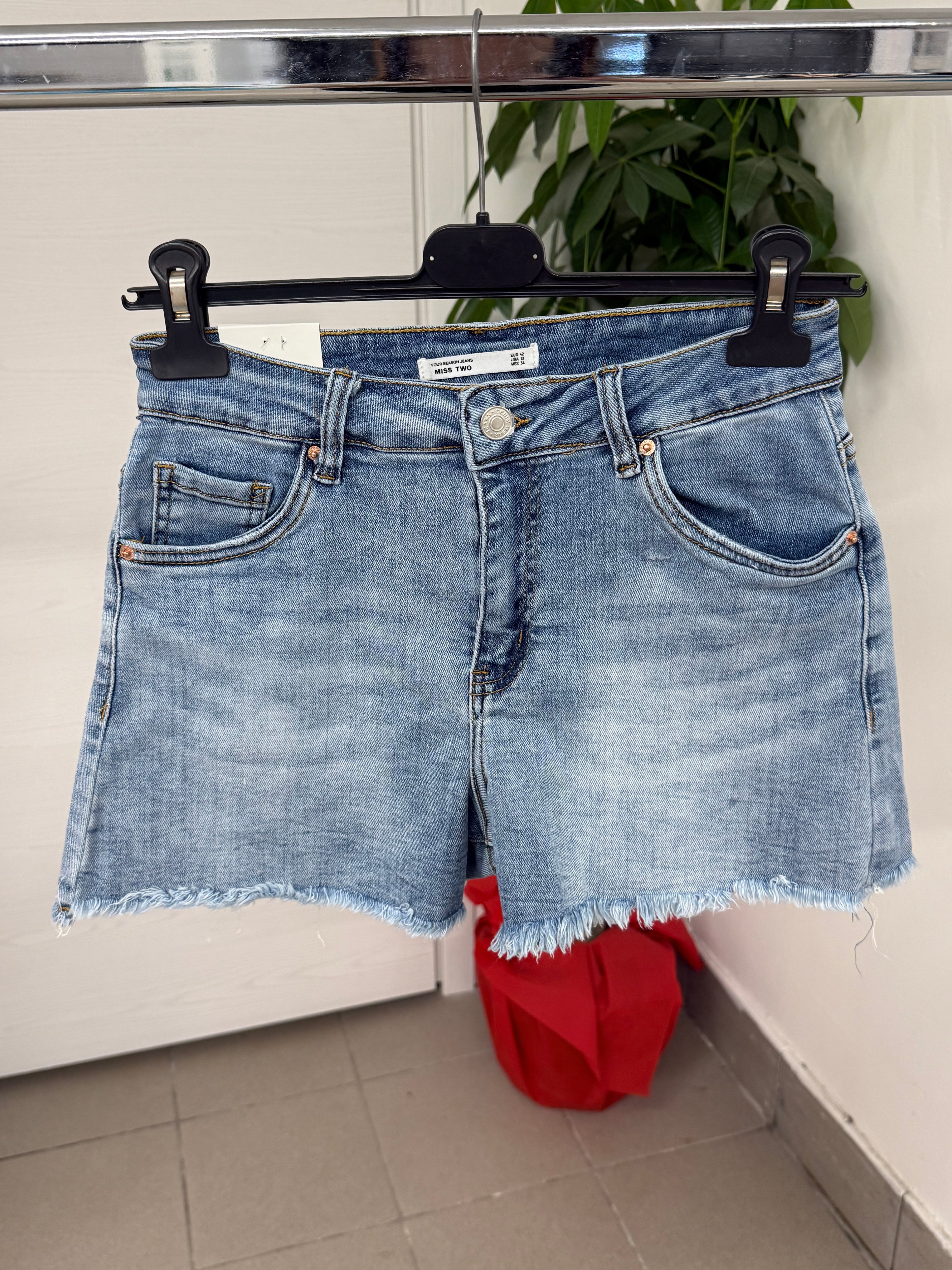 Pantaloncini con taschino e strappo brillantinato rosa FGD MODA
