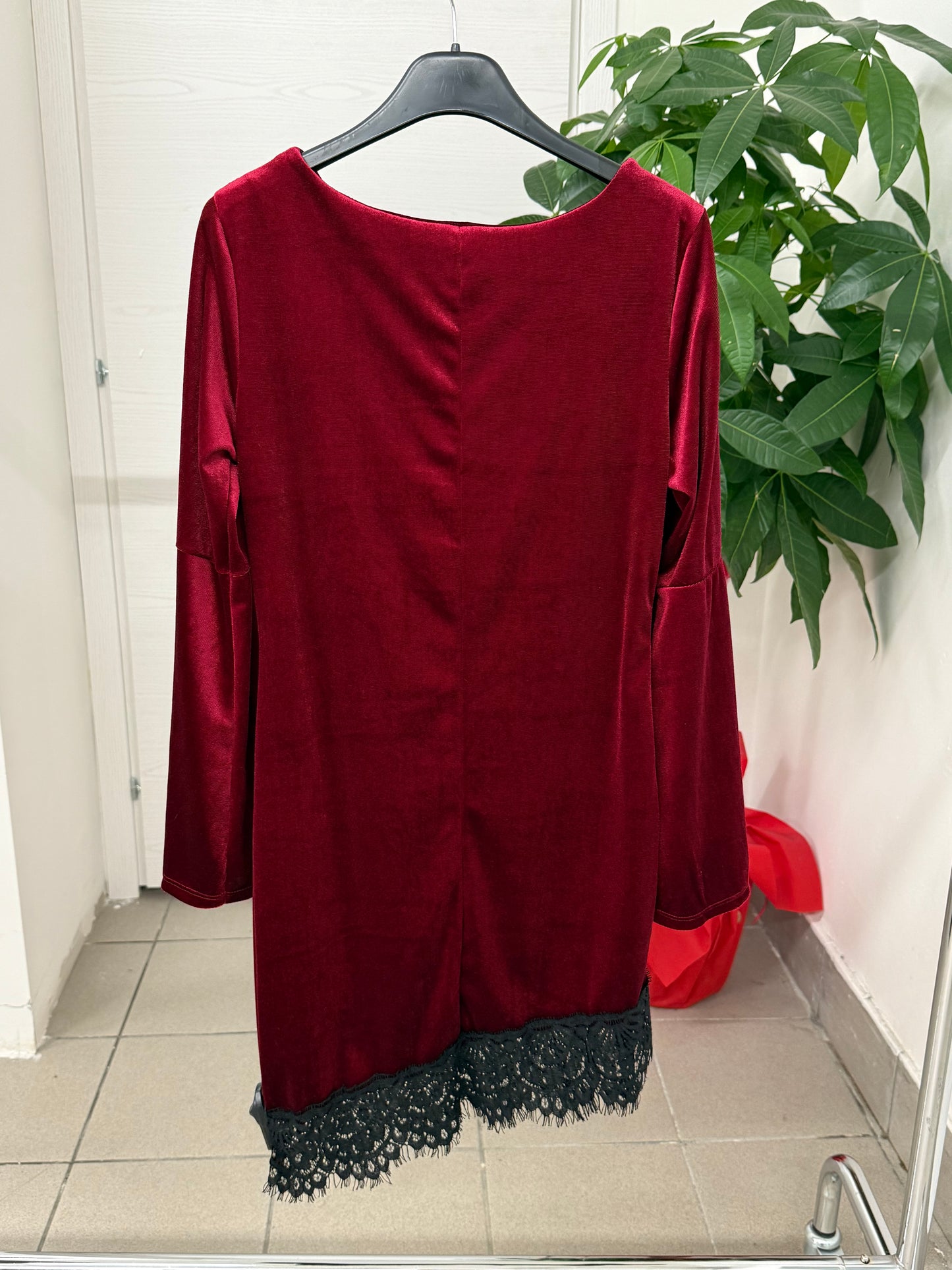 Abito in velluto con bordo in pizzo