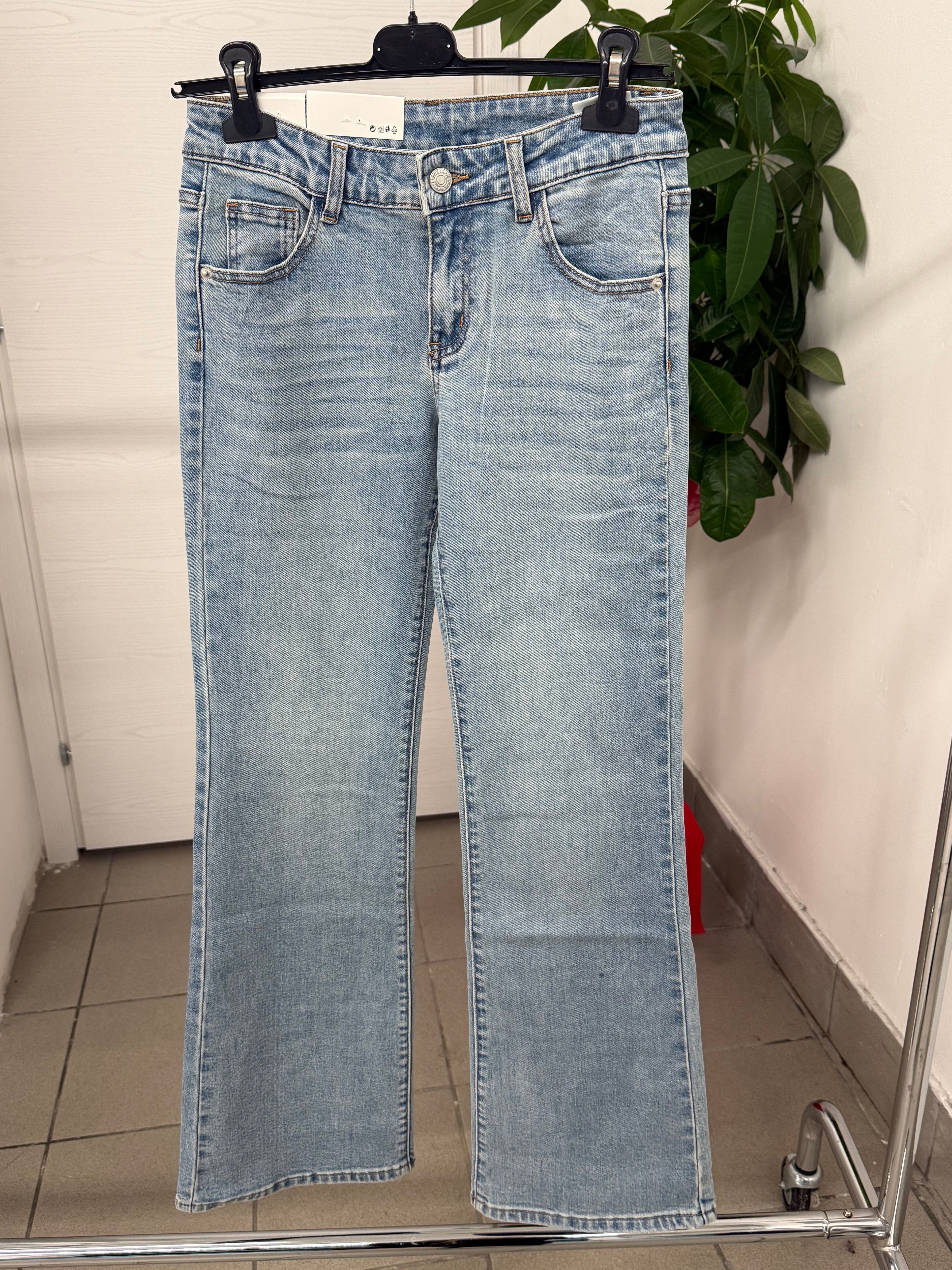 Jeans a campana a vita bassa con tasche