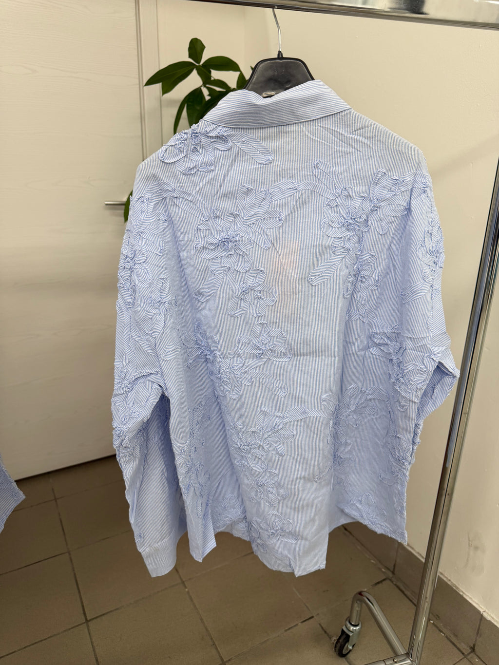 Camicia con fiori ricamati FGD MODA