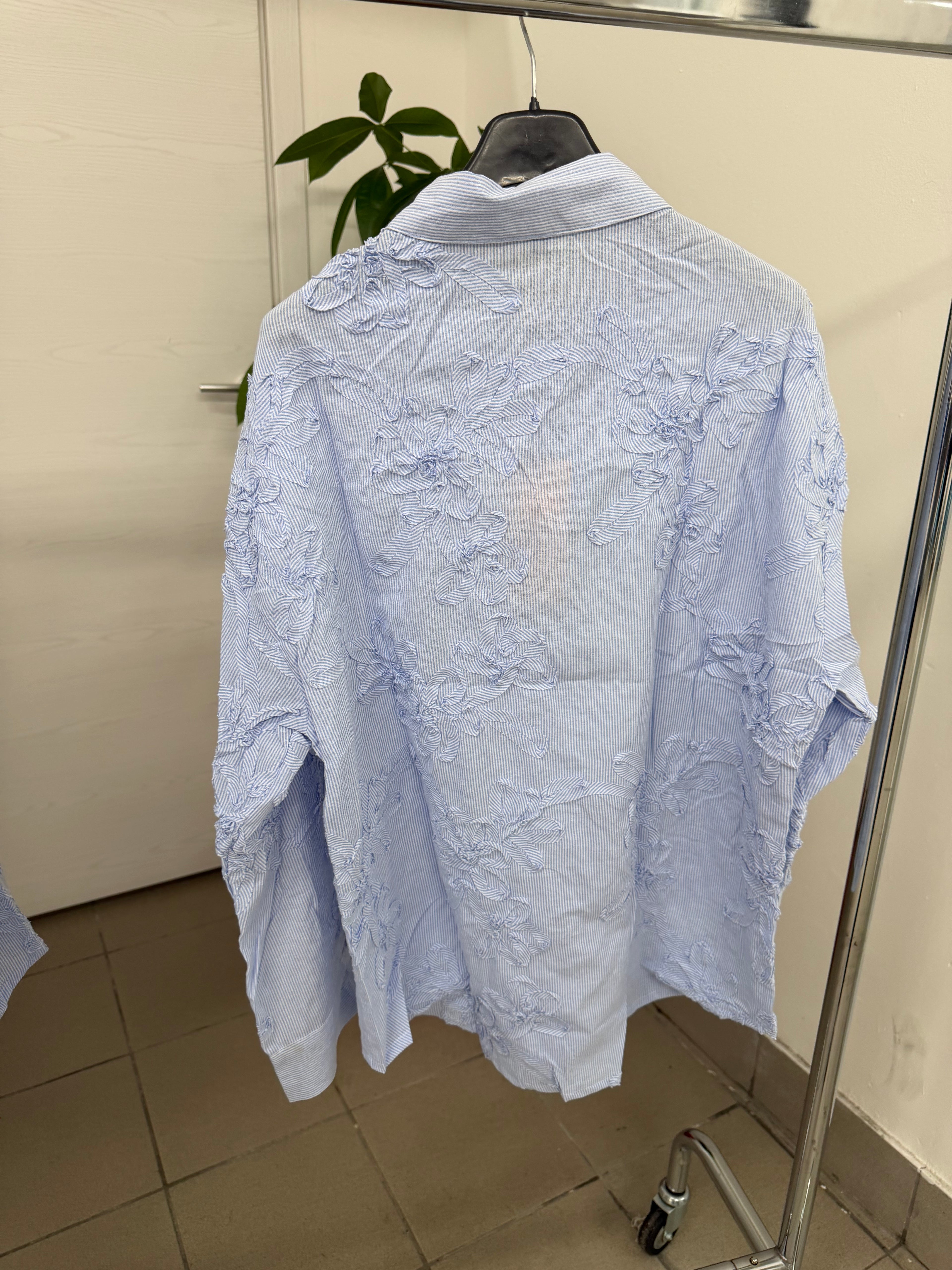 Camicia con fiori ricamati FGD MODA