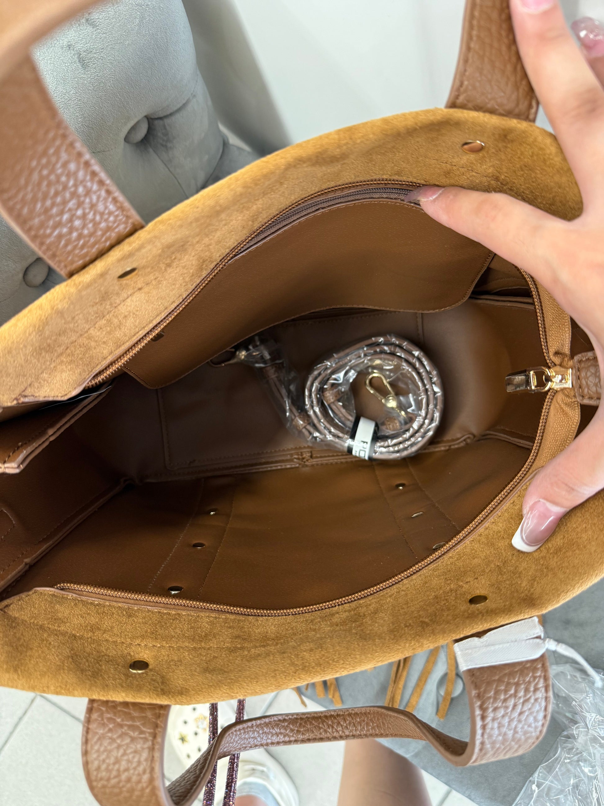 Borsa da spalla in camoscio con frange con tracolla FGD MODA