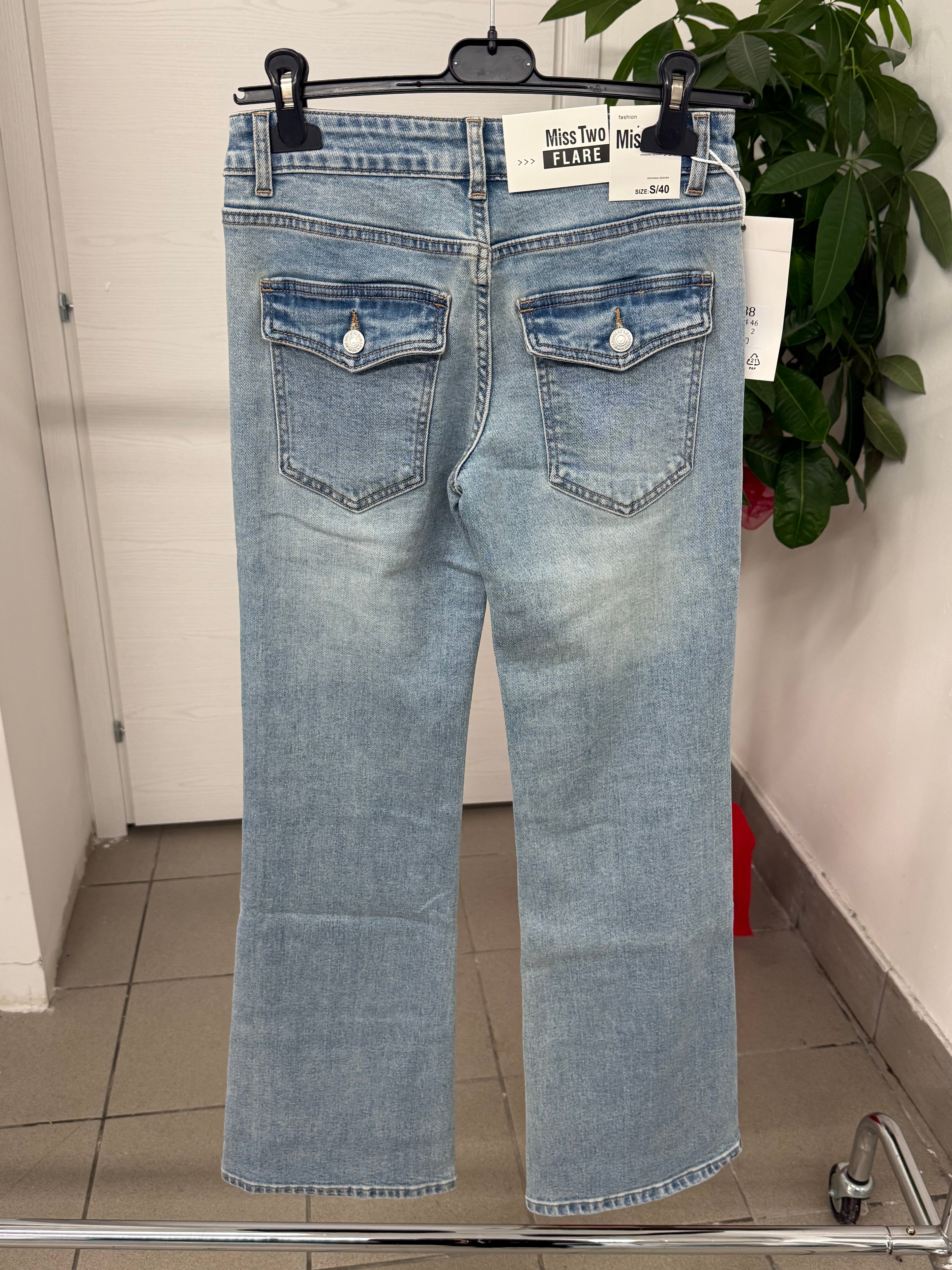 Jeans a campana a vita bassa con tasche