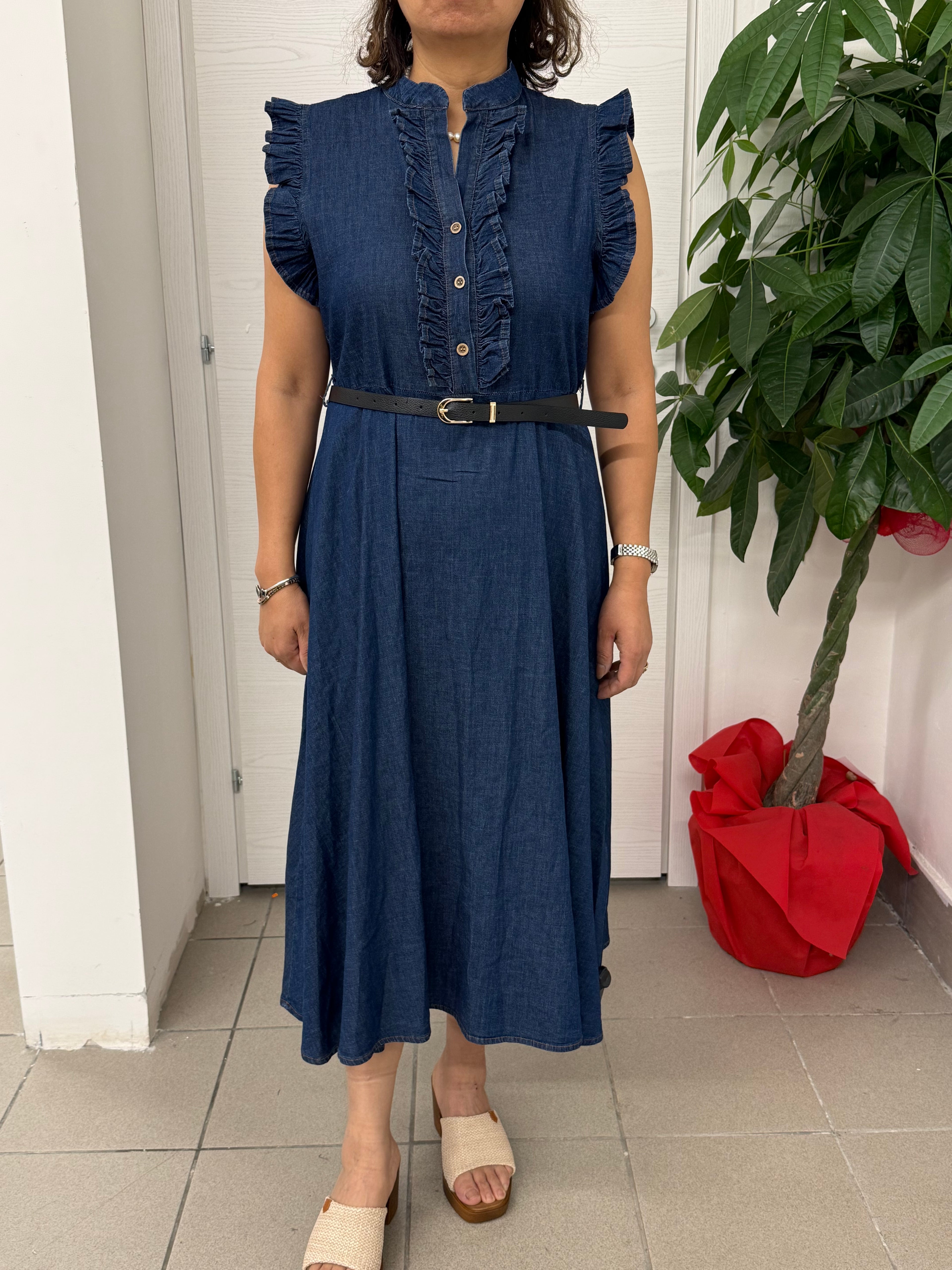 Abito lungo effetto denim con volant sulle spalle e cinta FGD MODA