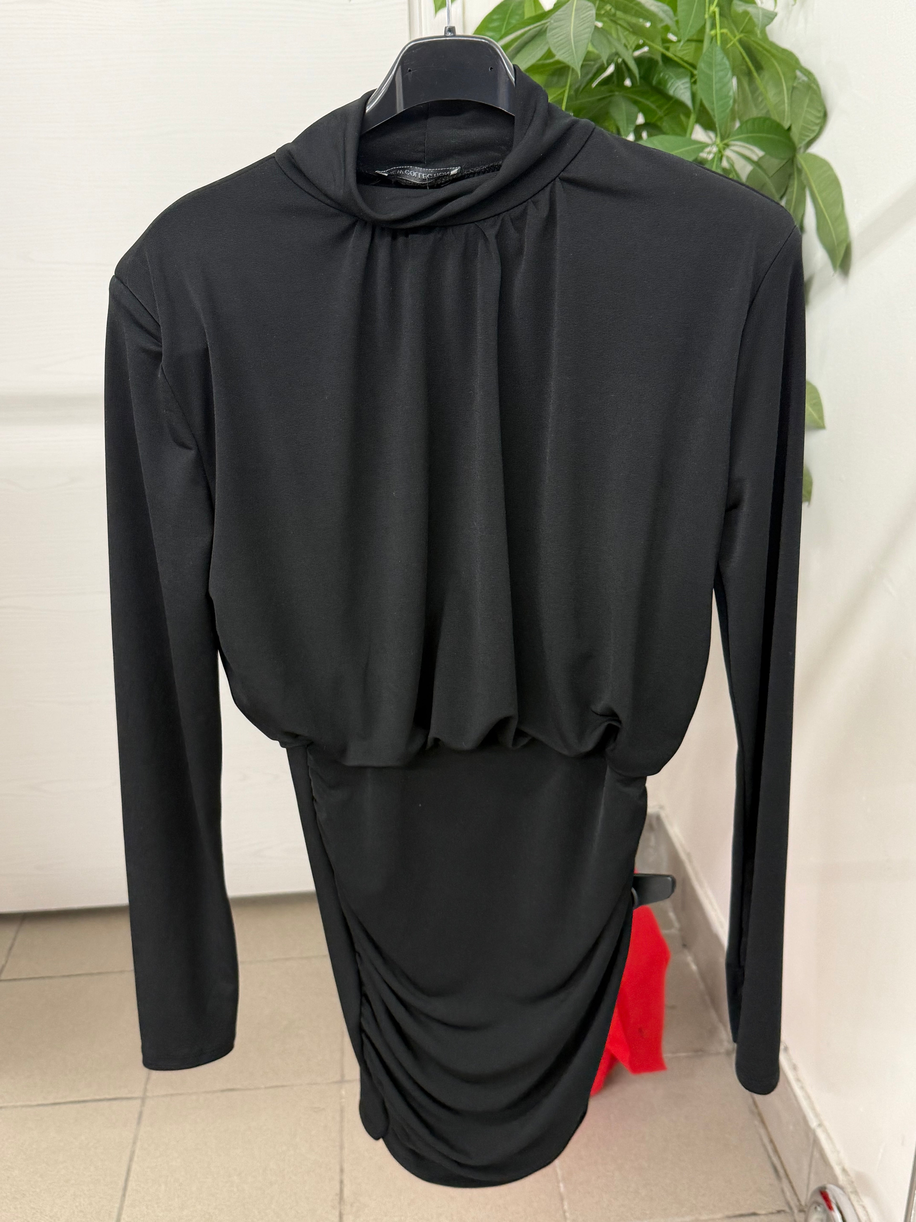 Abito corto a maniche lunghe arricciato con spalline imbottite