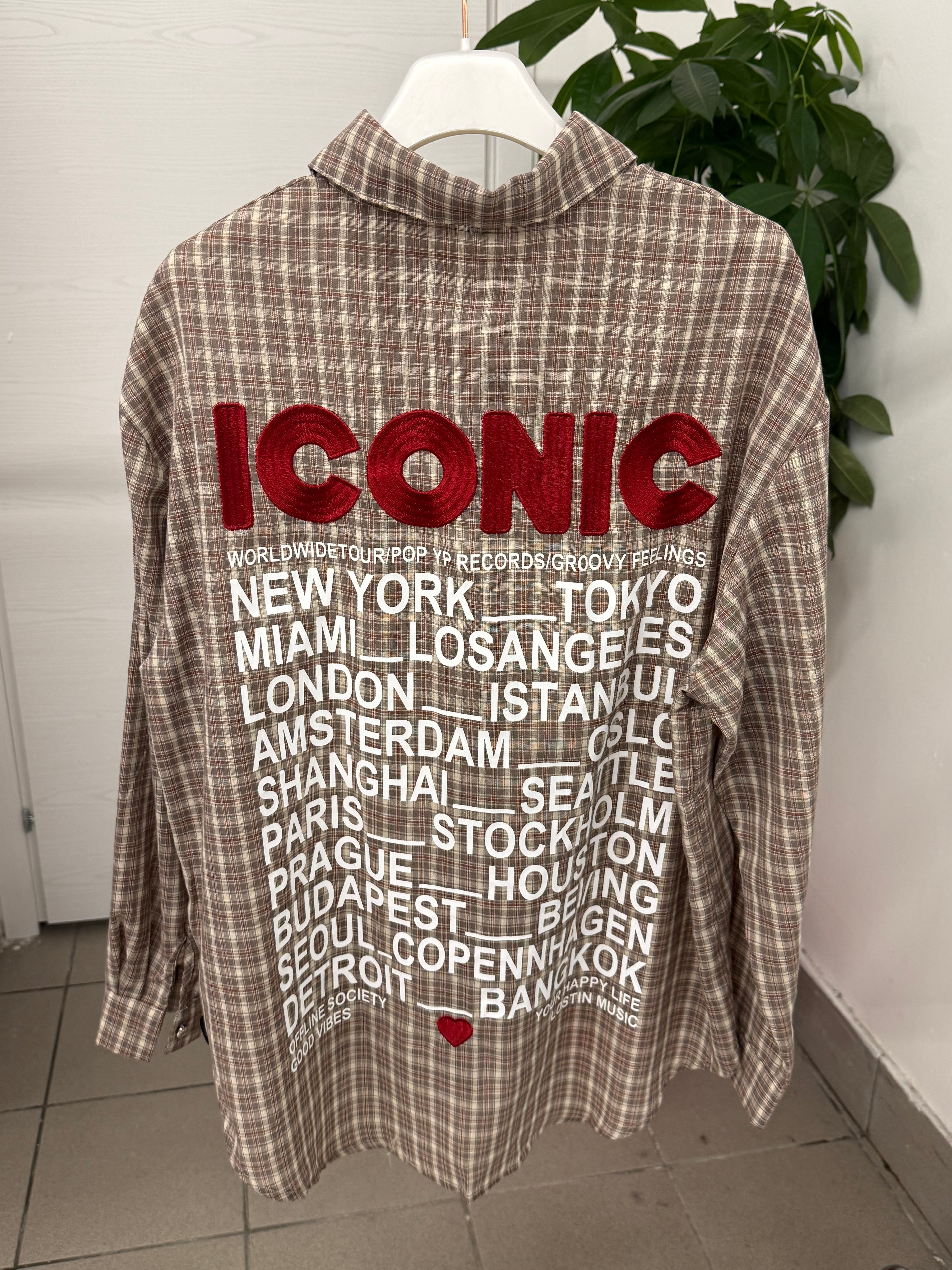 Camicia a quadri con taschino con scritta sul retro