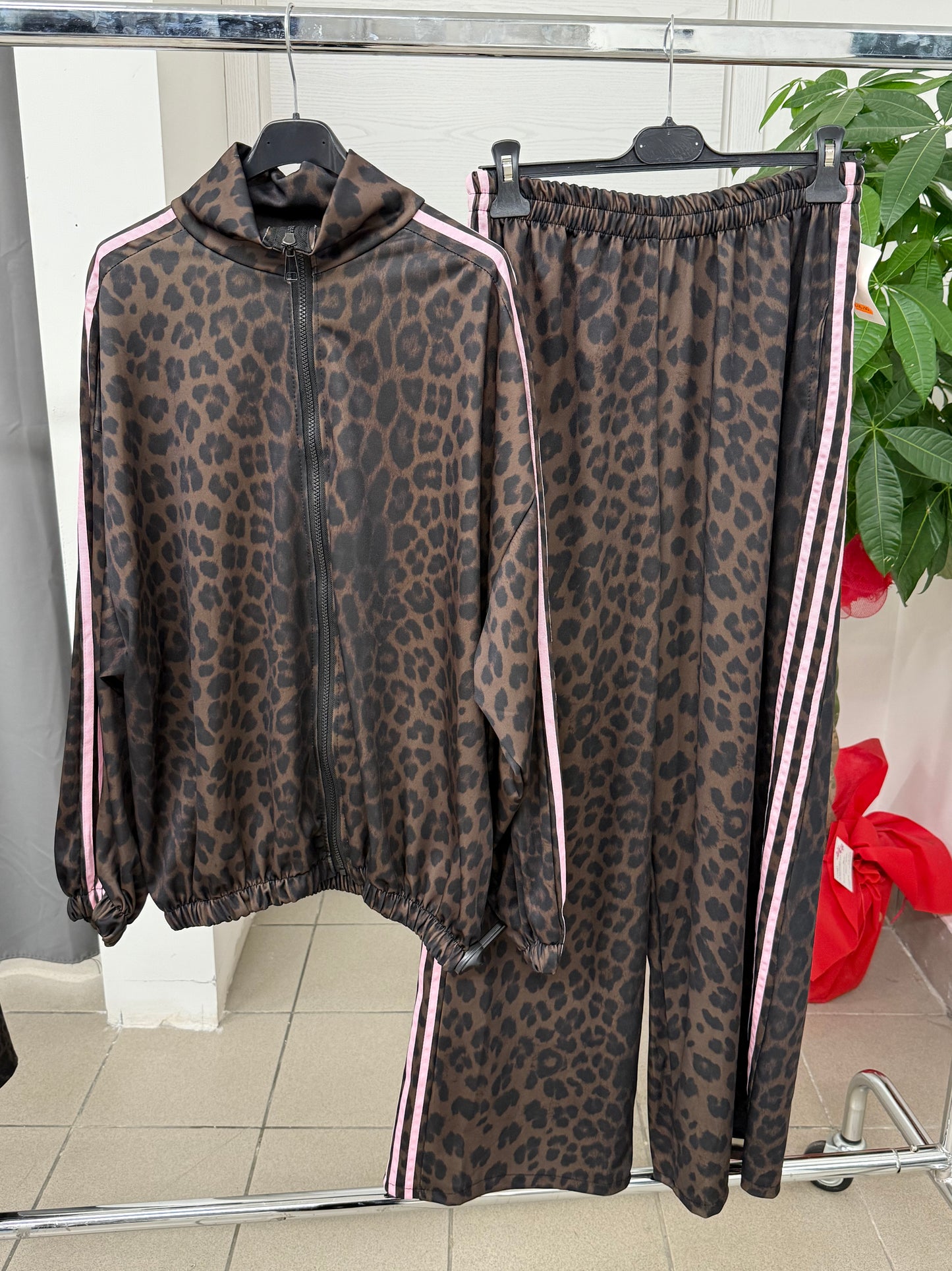 Set coordinato leopardato Felpa over fit e Pantaloni a palazzo con strisce laterali FGD MODA