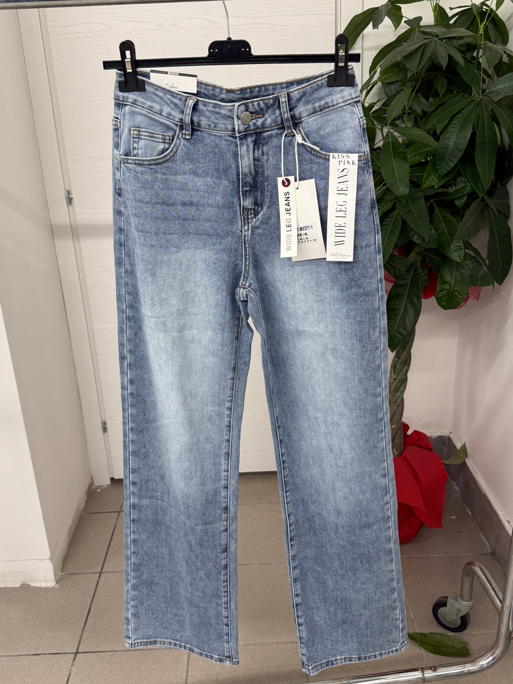 Jeans a palazzo con taschino e strappo brillantinato rosa FGD MODA