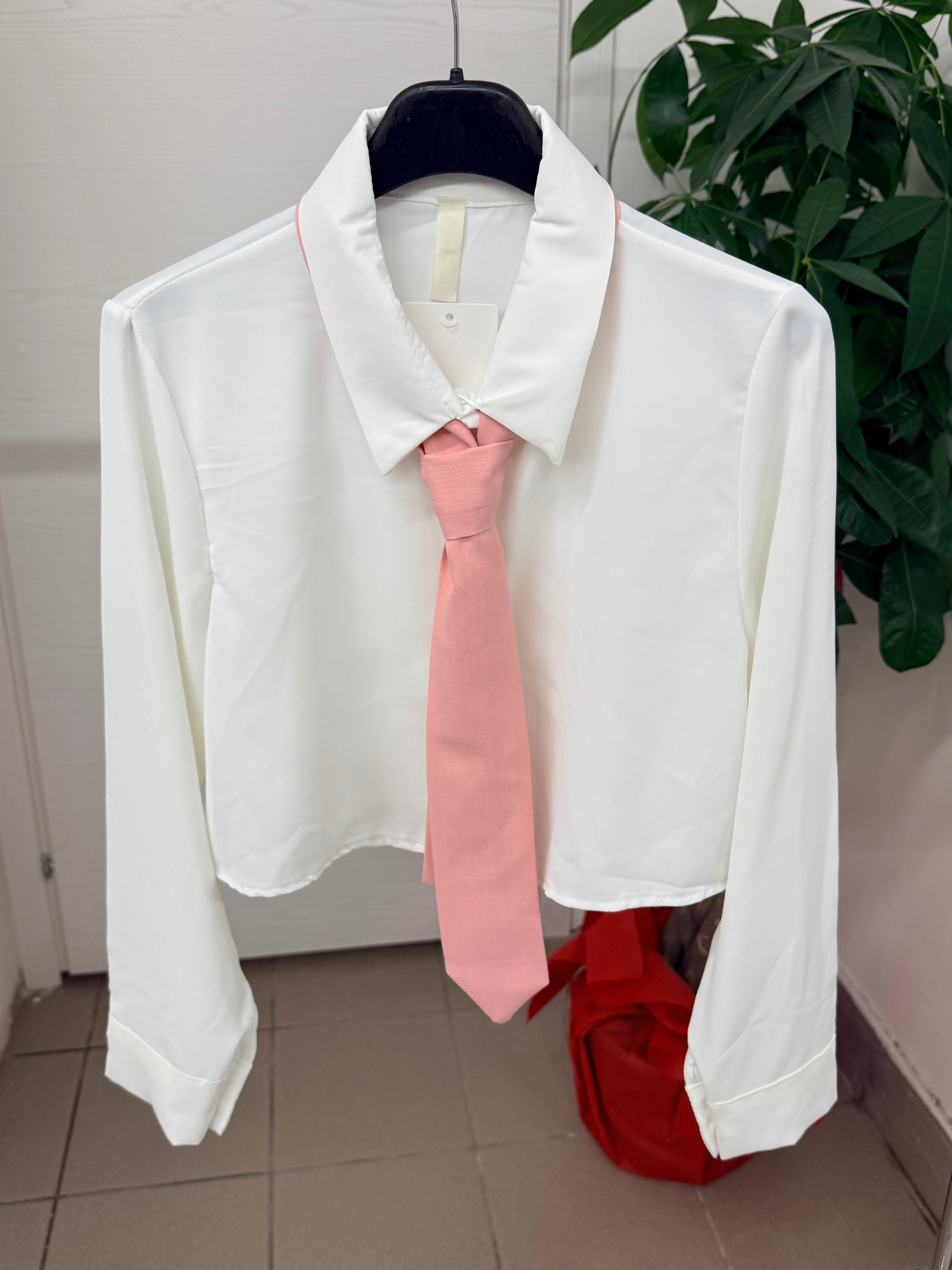 Camicia crop con cravatta tinta unita FGD MODA