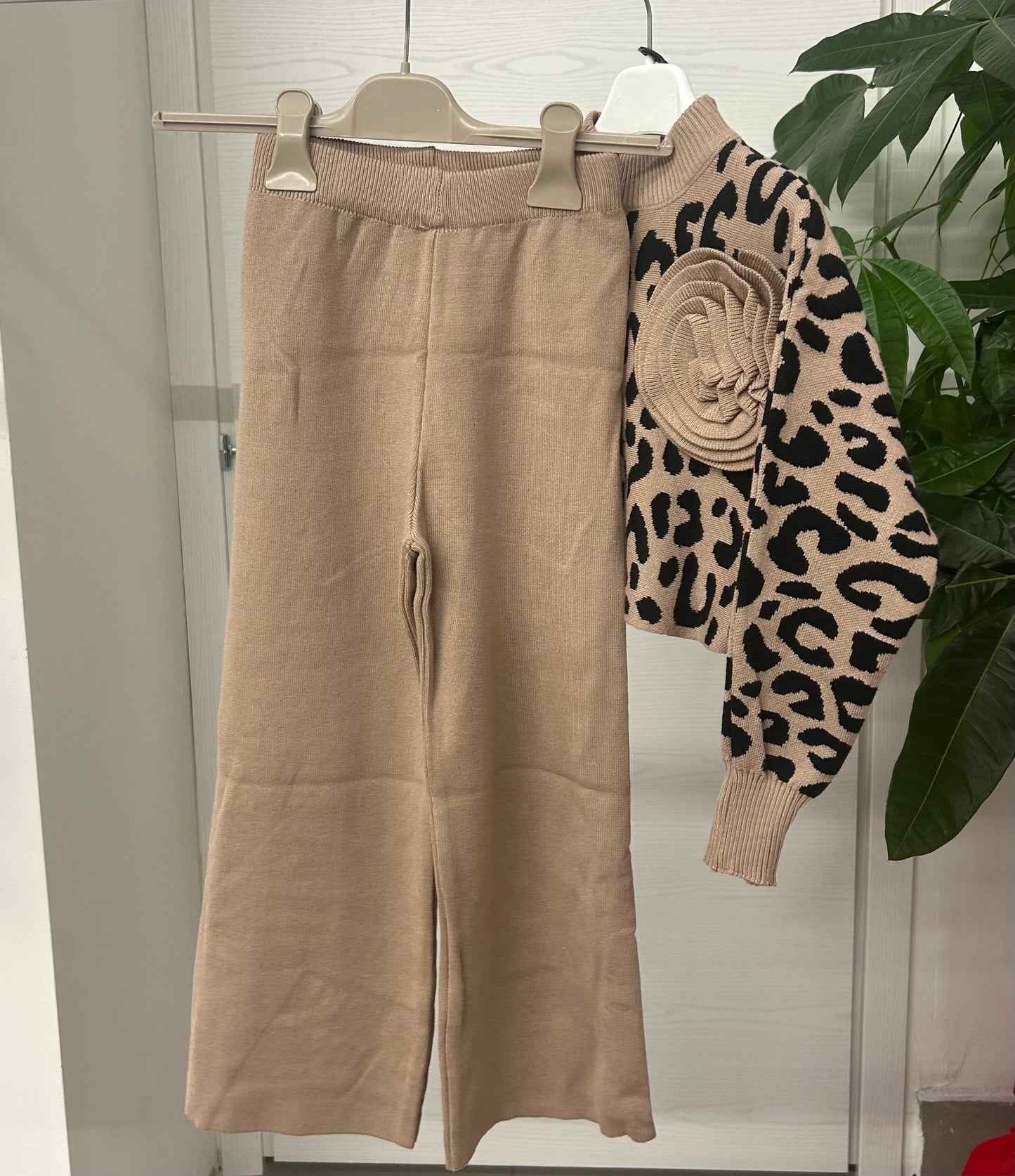 Set coordinato maglia crop e pantaloni a palazzo
