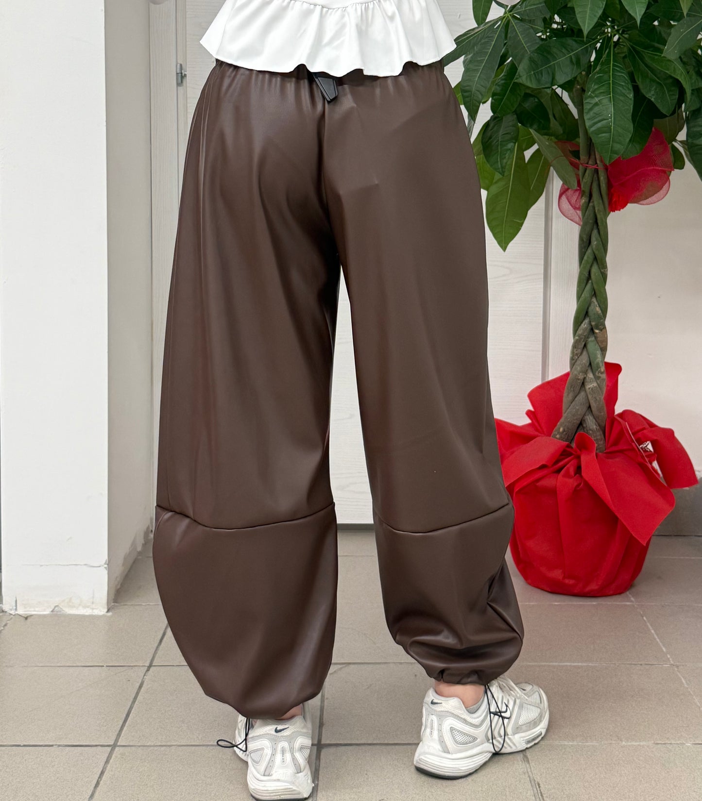 Pantaloni in ecopelle a palloncino con polsini