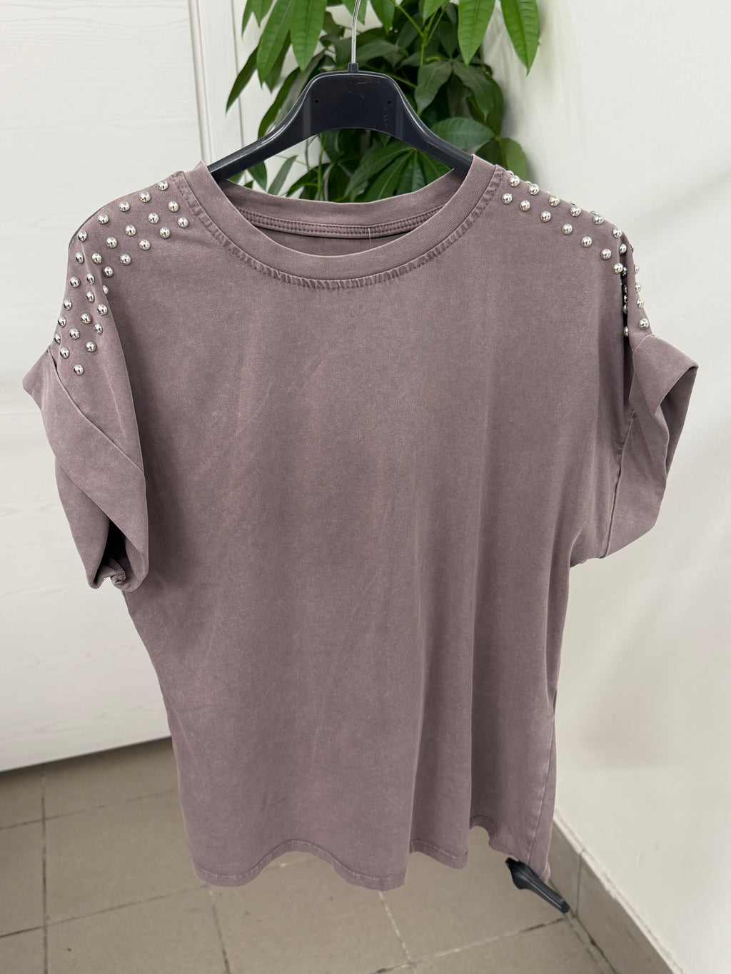 T-shirt in cotone con borchie sulle spalle FGD MODA