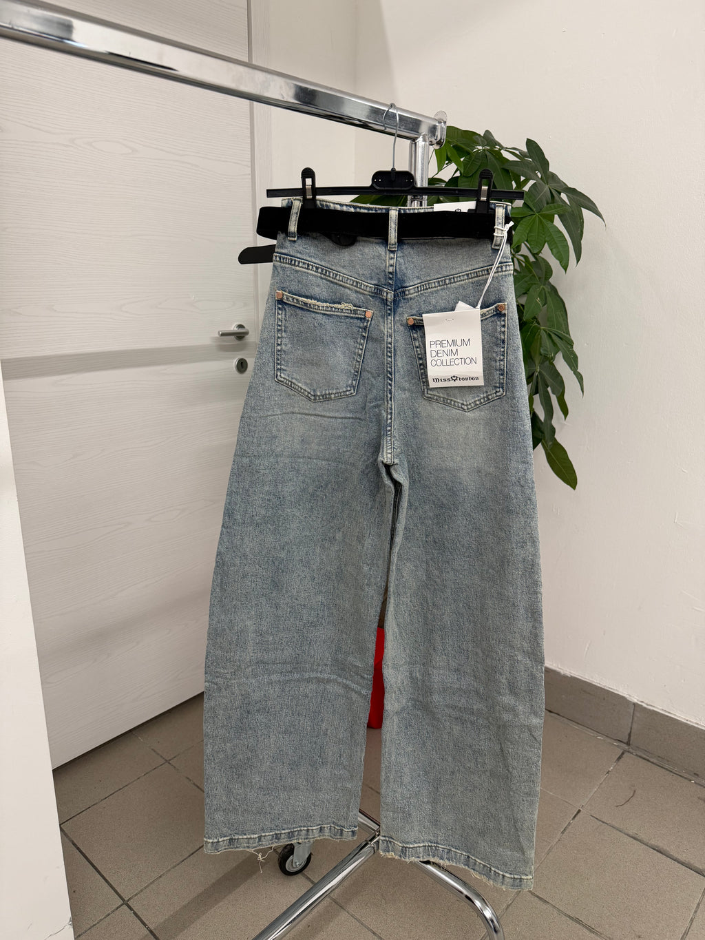 Jeans balloon con tasche e cinta