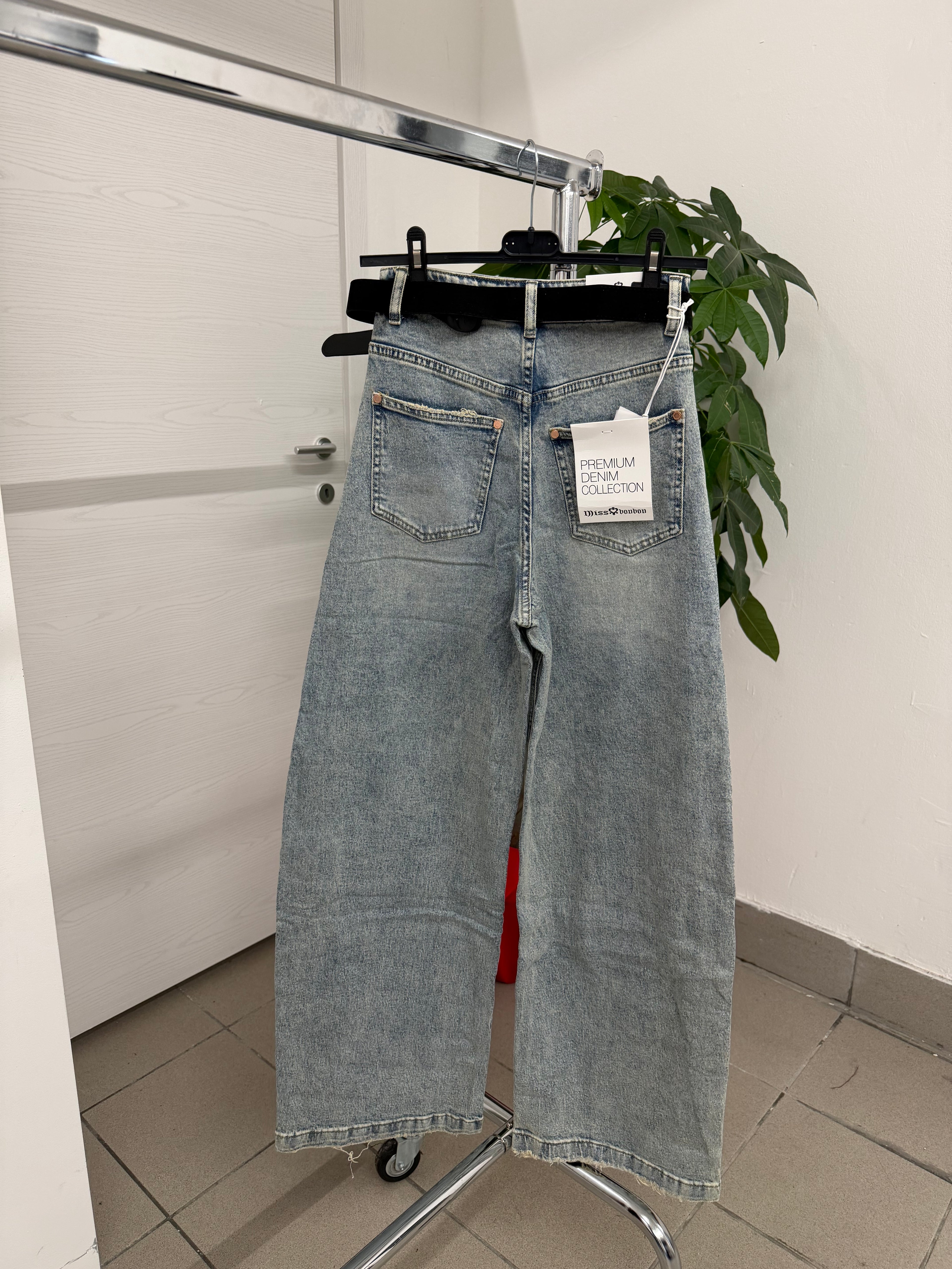 Jeans balloon con tasche e cinta