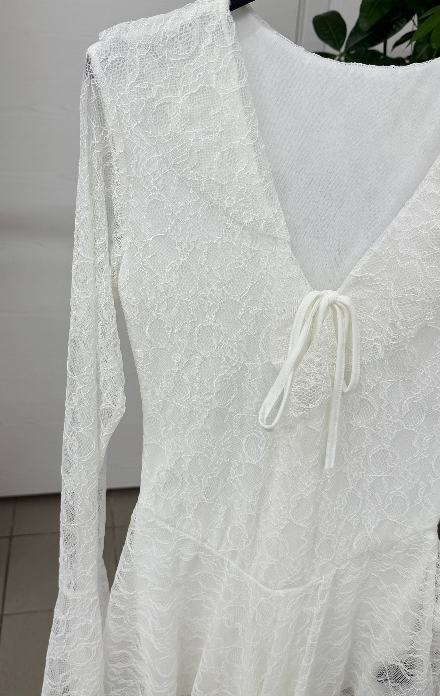 Abito body corto a maniche lunghe in pizzo con rouches FGD MODA