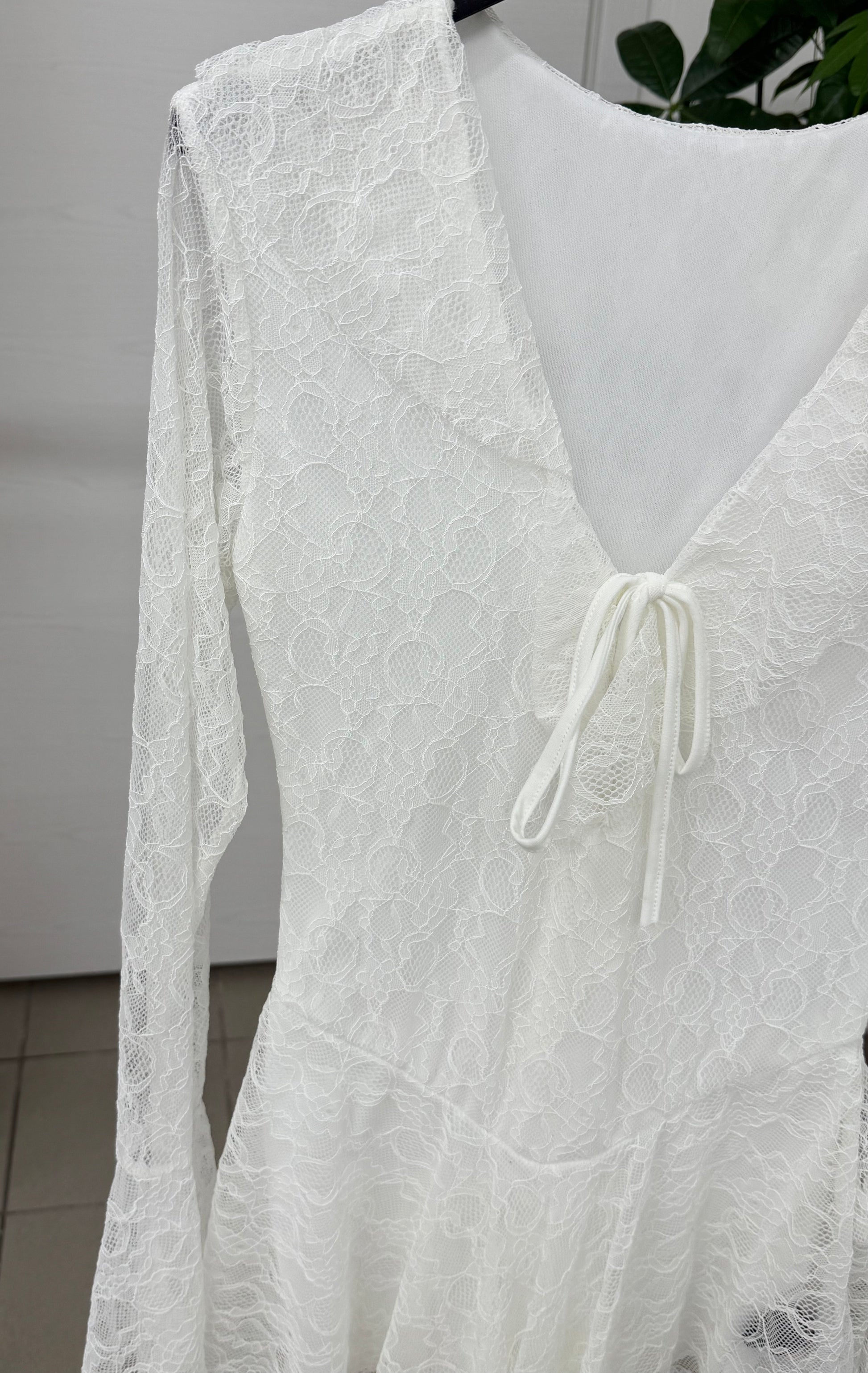 Abito body corto a maniche lunghe in pizzo con rouches FGD MODA