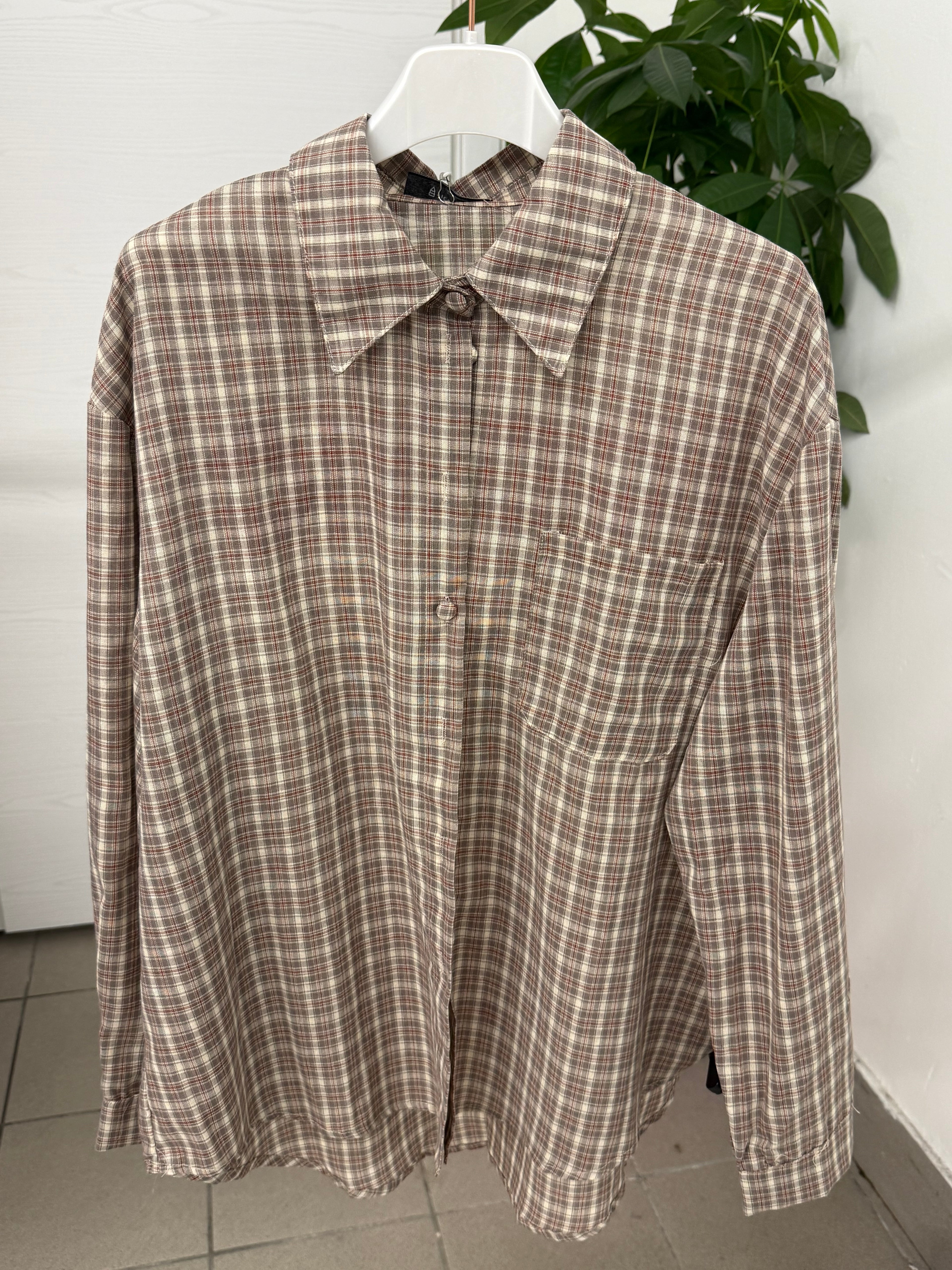 Camicia a quadri con taschino con scritta sul retro