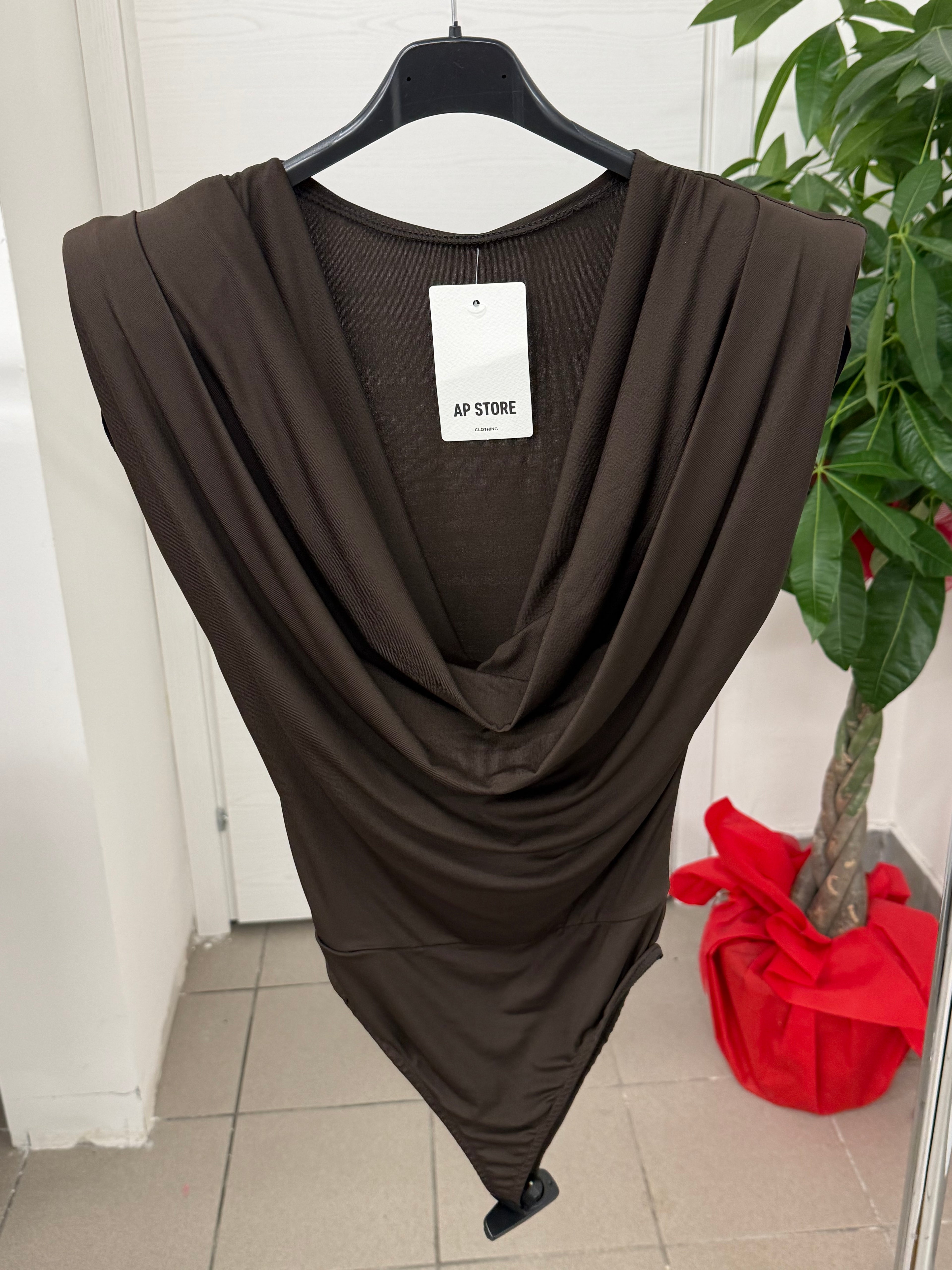 Body Smanicato con Scollo a Balze e Spalle Imbottite