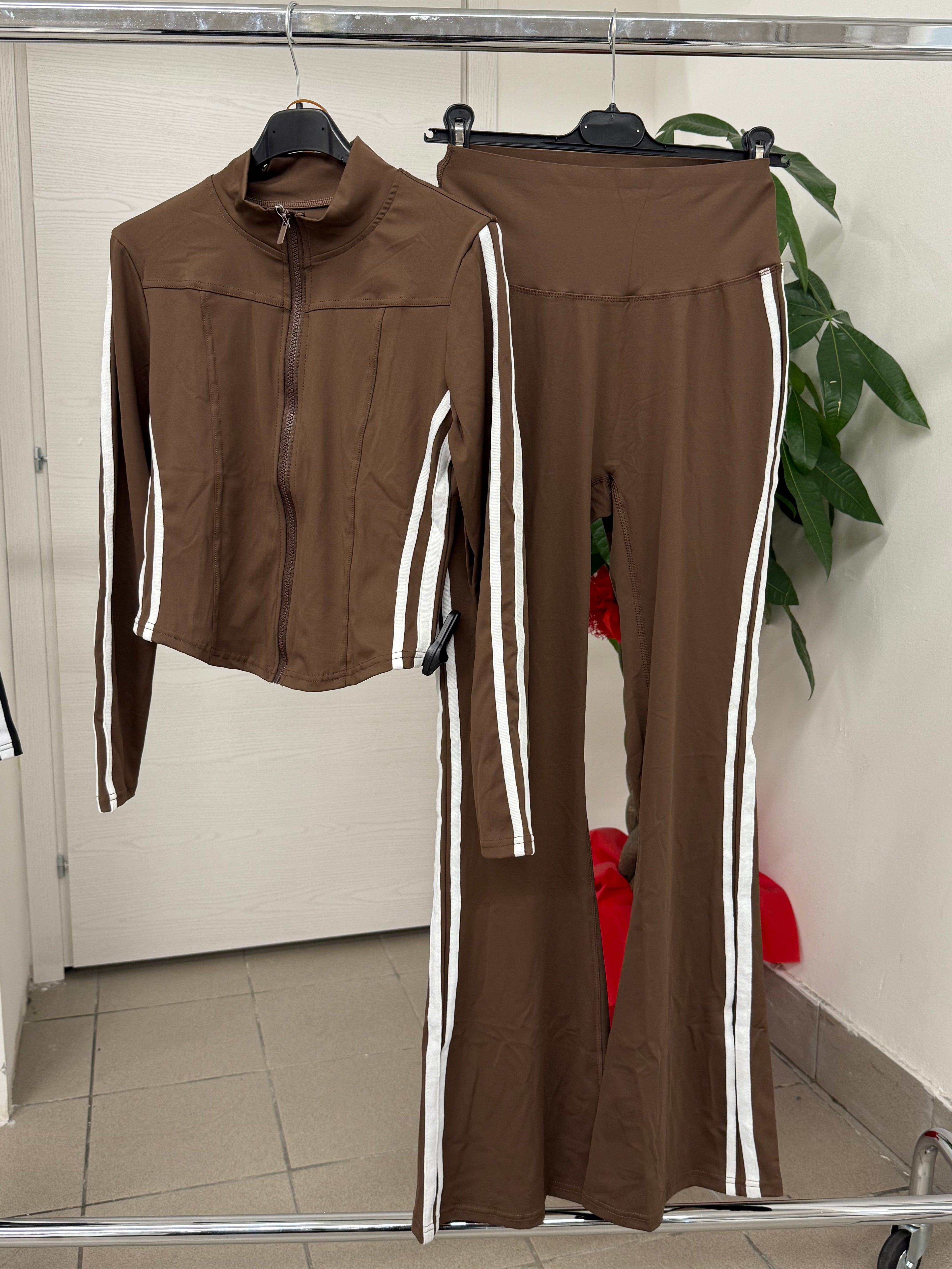 Set coordinato Felpa con zip e pantaloni a campana con strisce laterali FGD MODA
