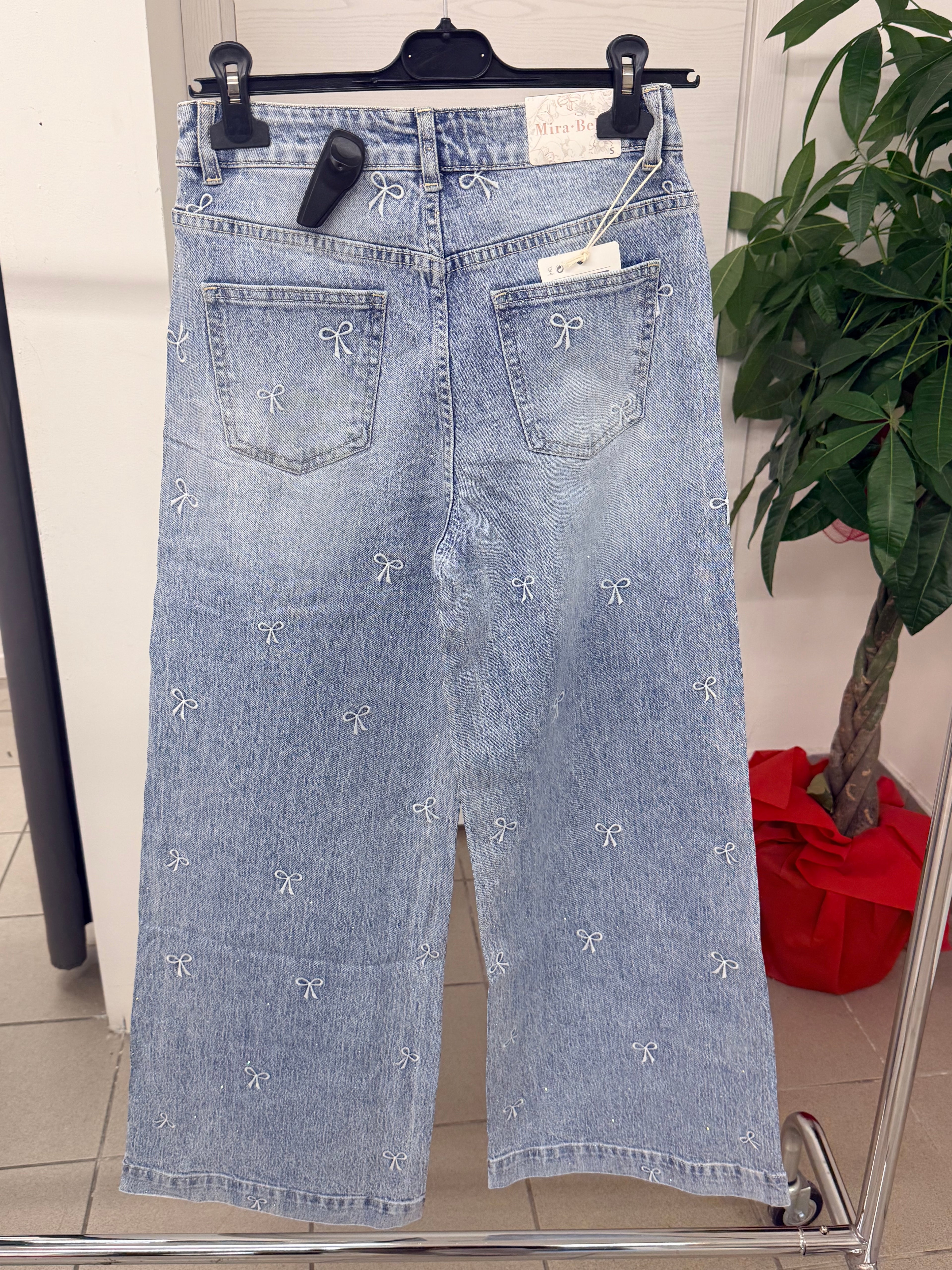 Jeans wide leg con fiocchi ricamati e brillantini FGD MODA