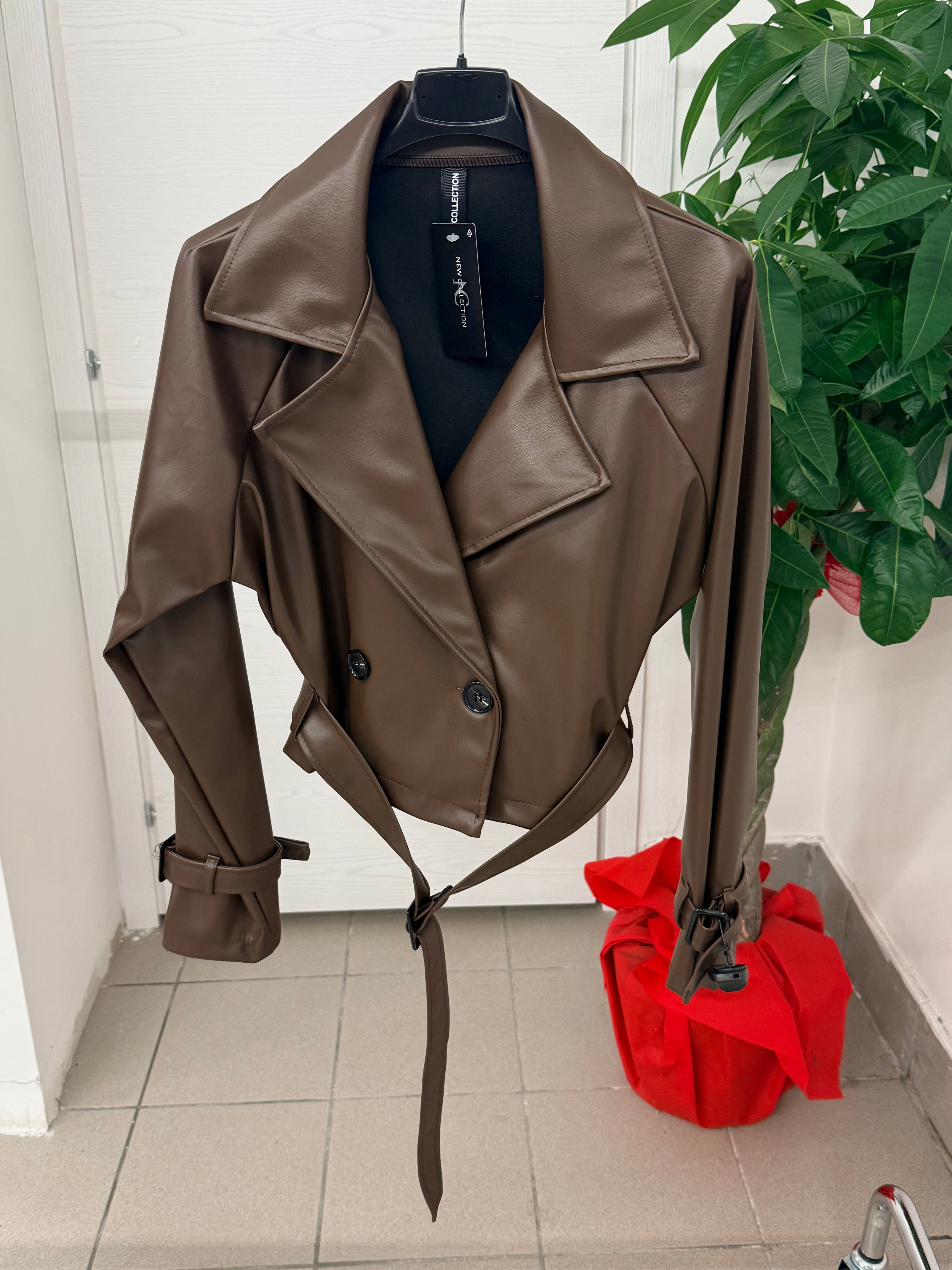 Giacca in ecopelle crop fit con cinta FGD MODA