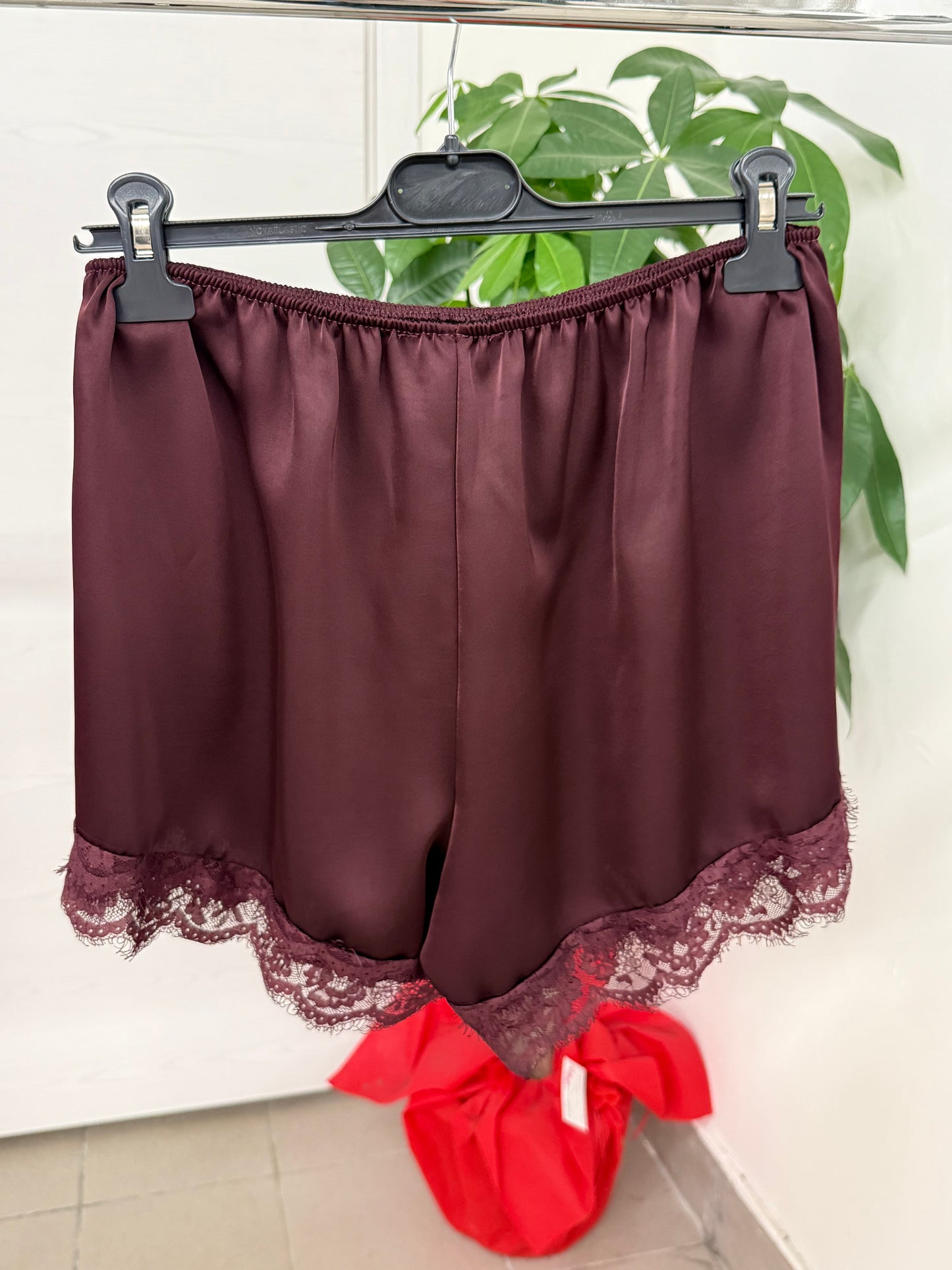 Pantaloncini in raso con bordo in pizzo