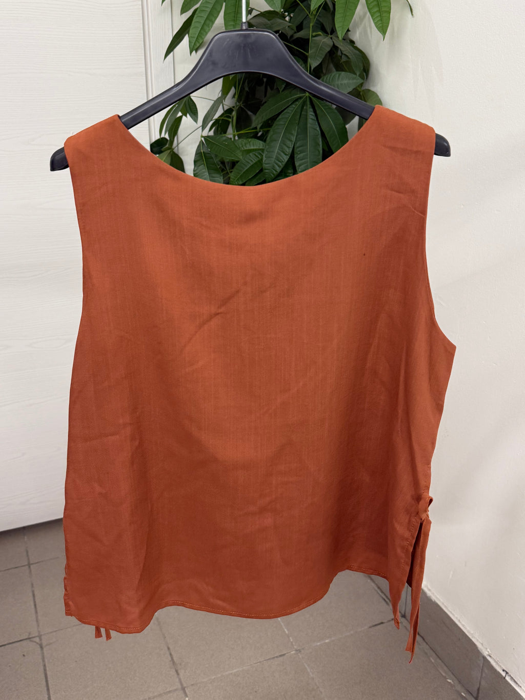 Canotta in tencel con fiocchi laterali FGD MODA