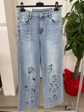 Jeans a palazzo con brillantini e rose forati