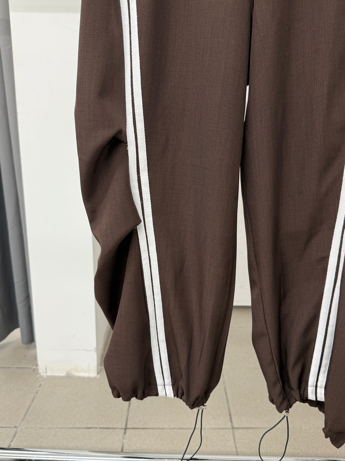 Pantaloni tuta arricciati con strisce laterali e polsini FGD MODA